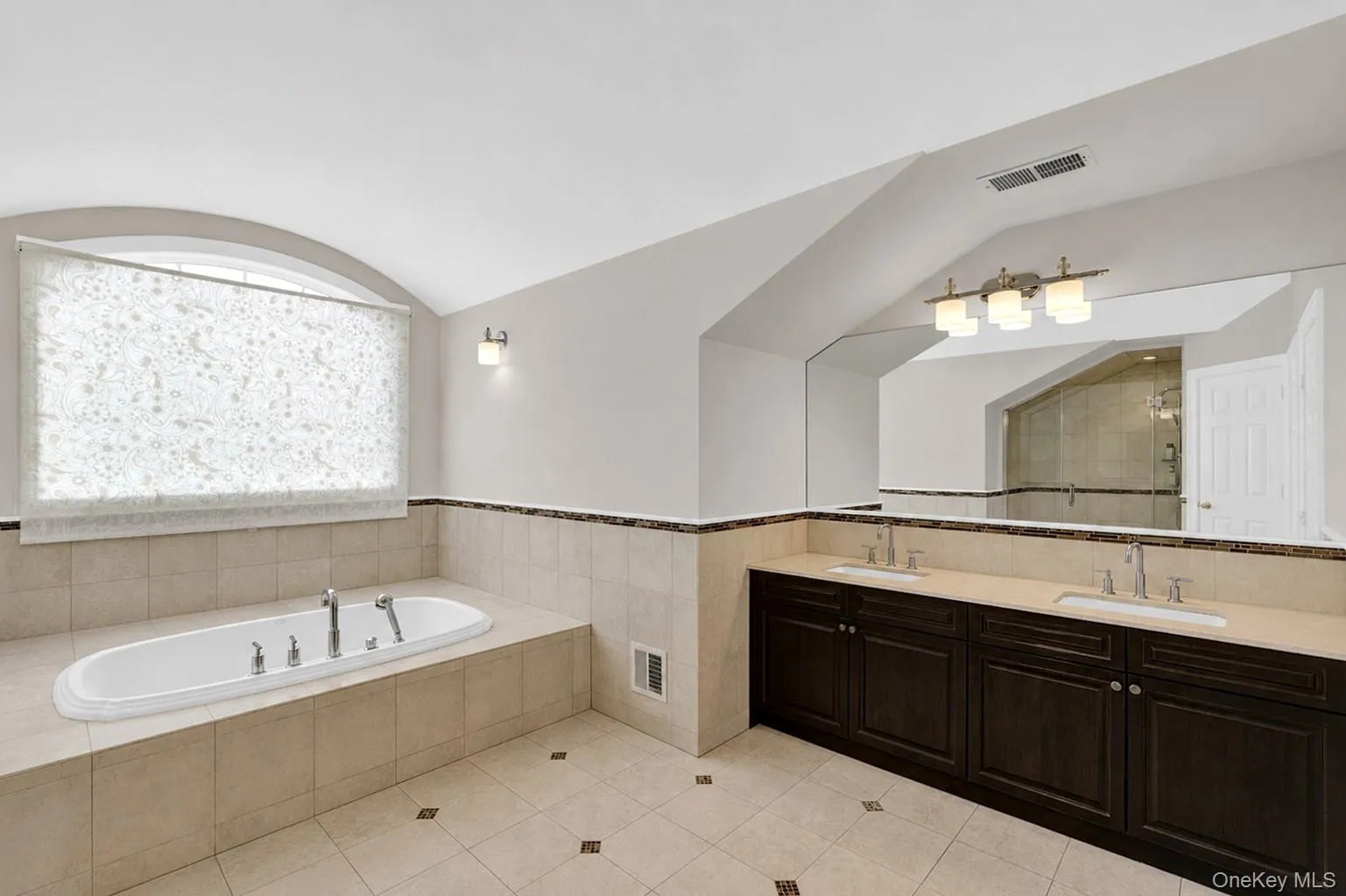 9 Hathaway Lane, North Hempstead, NY, 4 Bedrooms Bedrooms, 10 Rooms Rooms,3 BathroomsBathrooms,Residential,For Rent,Hathaway,0,1030907 9 Hathaway Lane, North Hempstead, NY, 4 Bedrooms Bedrooms, 10 Rooms Rooms,3 BathroomsBathrooms,Residential,For Rent,Hathaway,0,1030907