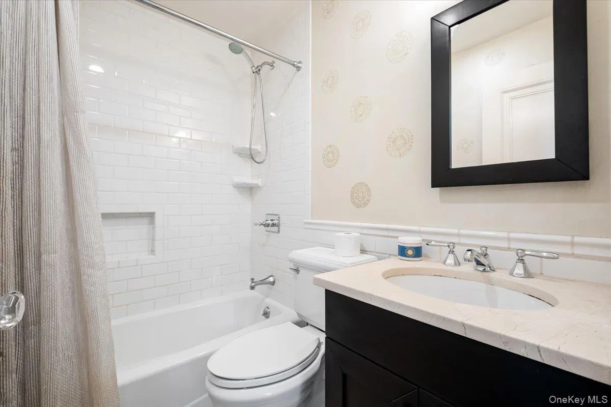 1st Floor Bedroom Ensuite Bathroom 1st Floor Bedroom Ensuite Bathroom