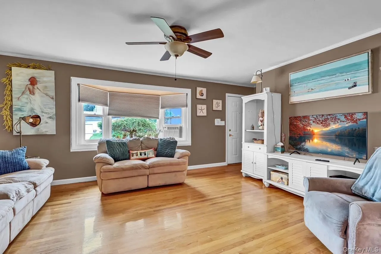127 Queens Avenue, West Babylon, NY, 3 Bedrooms Bedrooms, 8 Rooms Rooms,1 BathroomBathrooms,Residential,For Rent,Queens,0,1030921 127 Queens Avenue, West Babylon, NY, 3 Bedrooms Bedrooms, 8 Rooms Rooms,1 BathroomBathrooms,Residential,For Rent,Queens,0,1030921