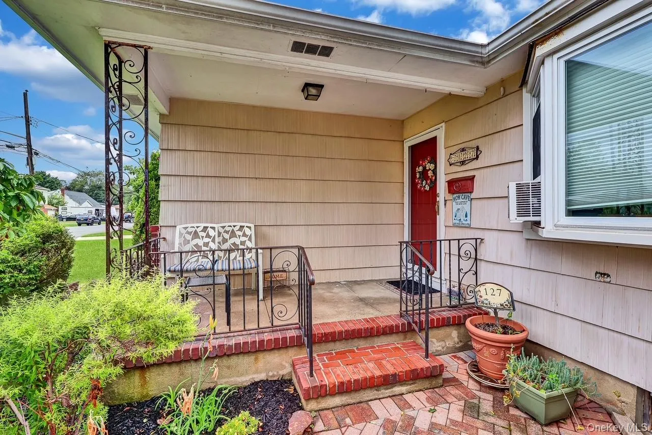 127 Queens Avenue, West Babylon, NY, 3 Bedrooms Bedrooms, 8 Rooms Rooms,1 BathroomBathrooms,Residential,For Rent,Queens,0,1030921 127 Queens Avenue, West Babylon, NY, 3 Bedrooms Bedrooms, 8 Rooms Rooms,1 BathroomBathrooms,Residential,For Rent,Queens,0,1030921