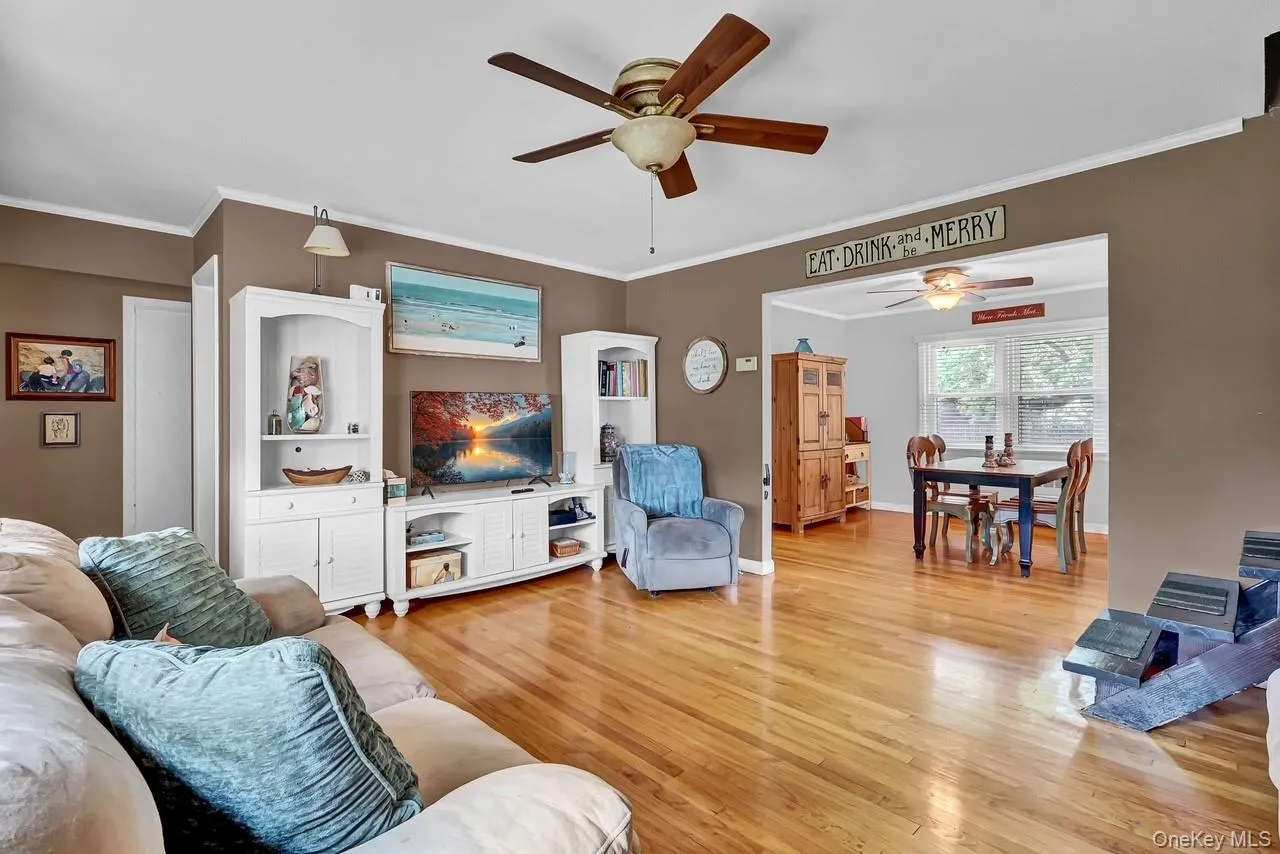 127 Queens Avenue, West Babylon, NY, 3 Bedrooms Bedrooms, 8 Rooms Rooms,1 BathroomBathrooms,Residential,For Rent,Queens,0,1030921 127 Queens Avenue, West Babylon, NY, 3 Bedrooms Bedrooms, 8 Rooms Rooms,1 BathroomBathrooms,Residential,For Rent,Queens,0,1030921