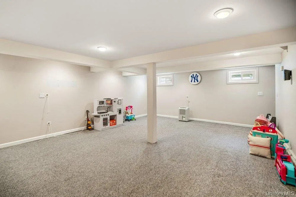 8 Radnor Court, Oyster Bay, NY, 5 Bedrooms Bedrooms, 9 Rooms Rooms,2 BathroomsBathrooms,Residential Lease,For Rent,Radnor,0,1030924 8 Radnor Court, Oyster Bay, NY, 5 Bedrooms Bedrooms, 9 Rooms Rooms,2 BathroomsBathrooms,Residential Lease,For Rent,Radnor,0,1030924