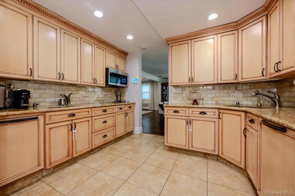 634 Jarvis Avenue, New York, NY, 5 Bedrooms Bedrooms, 8 Rooms Rooms,3 BathroomsBathrooms,Residential,For Rent,Jarvis,0,1030946 634 Jarvis Avenue, New York, NY, 5 Bedrooms Bedrooms, 8 Rooms Rooms,3 BathroomsBathrooms,Residential,For Rent,Jarvis,0,1030946