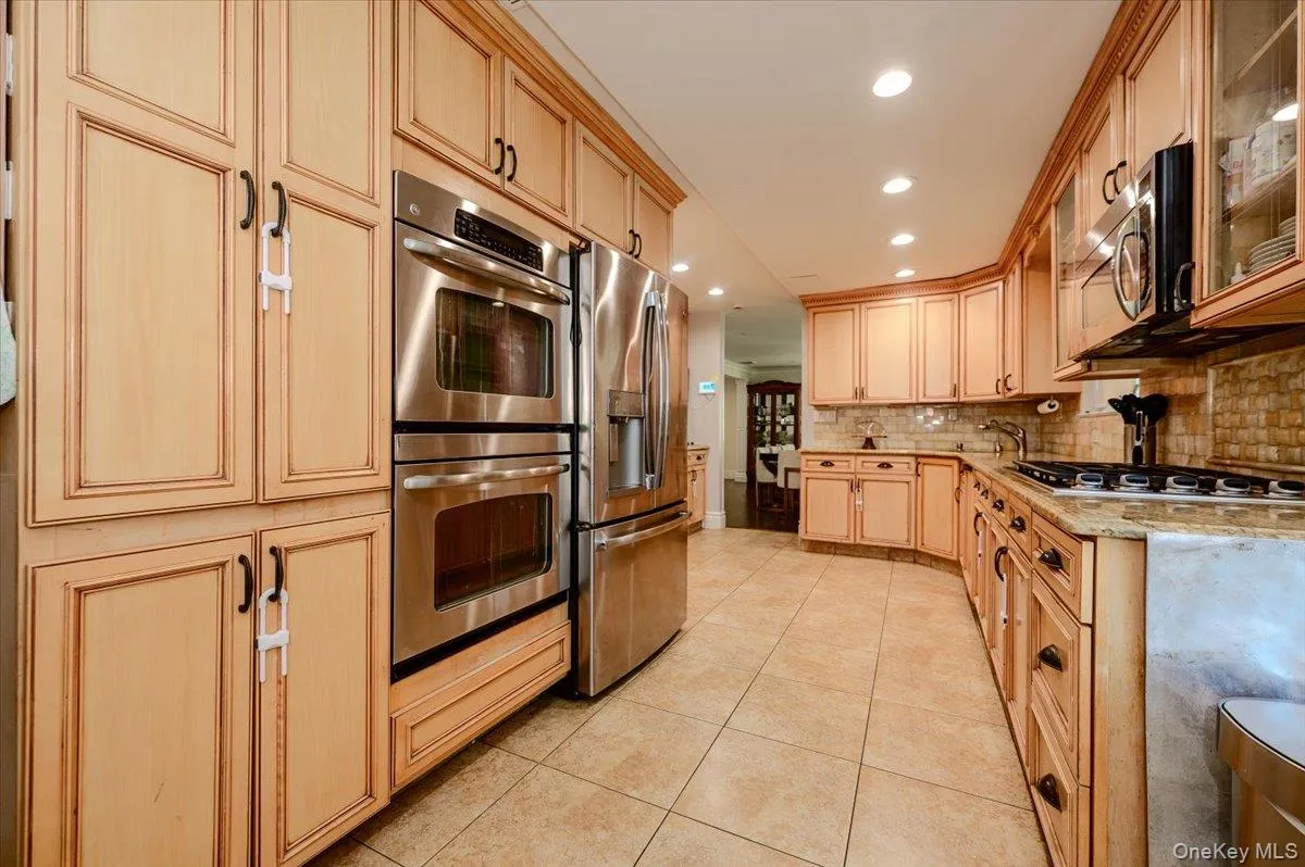 634 Jarvis Avenue, New York, NY, 5 Bedrooms Bedrooms, 8 Rooms Rooms,3 BathroomsBathrooms,Residential,For Rent,Jarvis,0,1030946 634 Jarvis Avenue, New York, NY, 5 Bedrooms Bedrooms, 8 Rooms Rooms,3 BathroomsBathrooms,Residential,For Rent,Jarvis,0,1030946