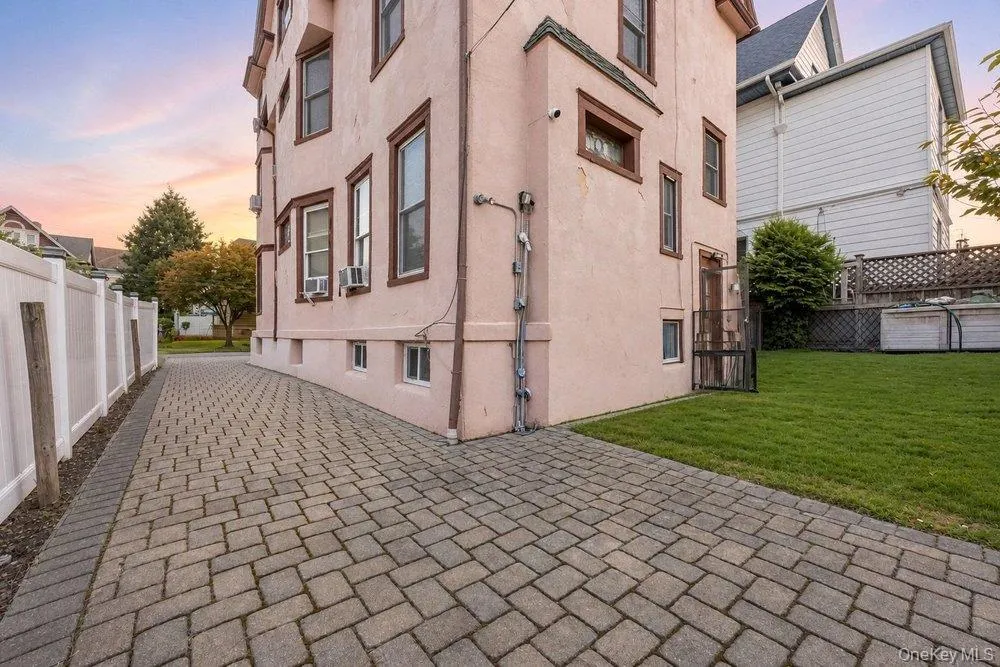 129 Urban Street, Mount Vernon, NY, 5 Bedrooms Bedrooms, 9 Rooms Rooms,2 BathroomsBathrooms,Residential,For Rent,Urban,0,1030951 129 Urban Street, Mount Vernon, NY, 5 Bedrooms Bedrooms, 9 Rooms Rooms,2 BathroomsBathrooms,Residential,For Rent,Urban,0,1030951