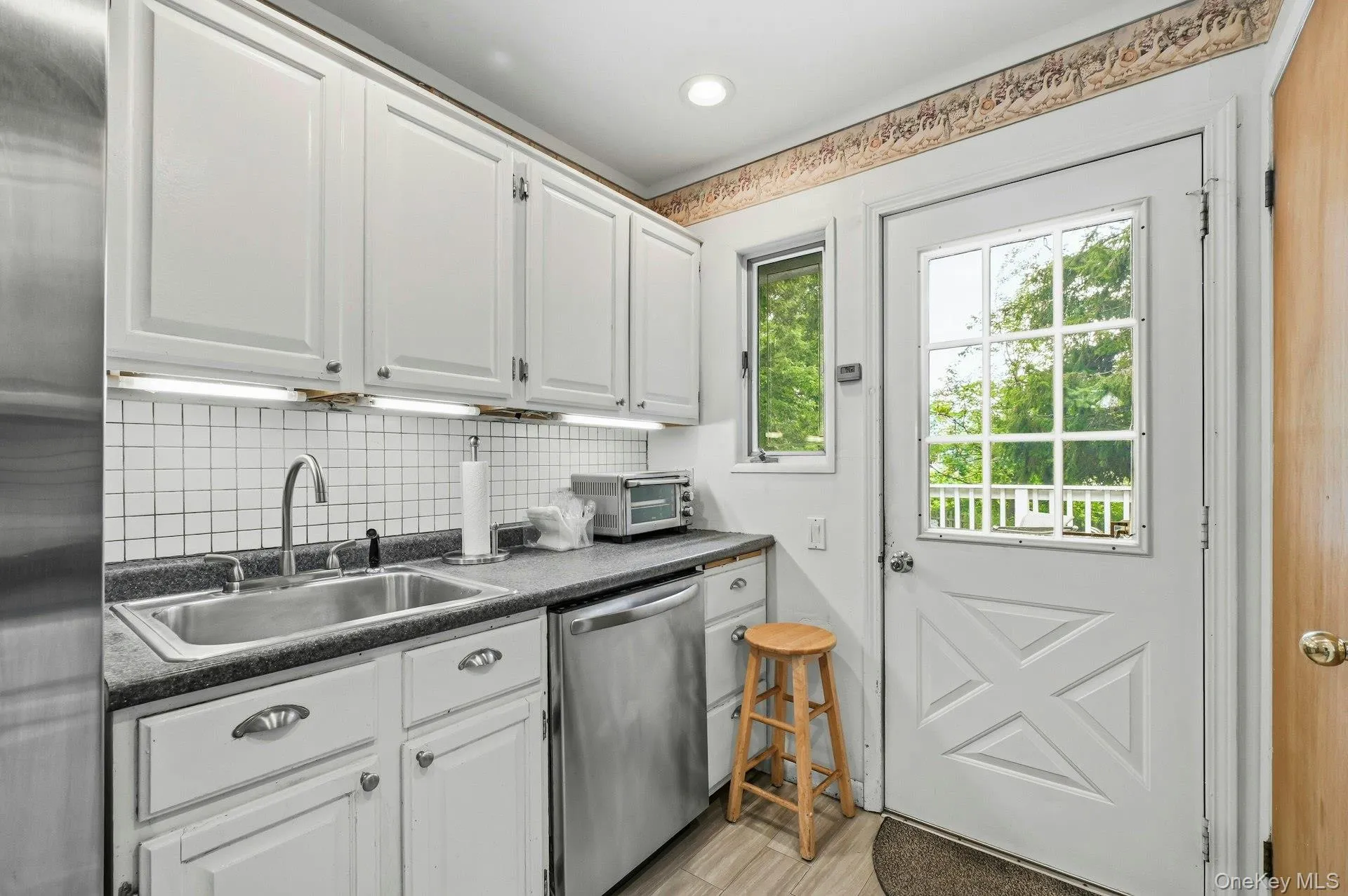 43 Tappan Avenue, Babylon, NY, 3 Bedrooms Bedrooms, 5 Rooms Rooms,1 BathroomBathrooms,Residential,For Rent,Tappan,0,1030993 43 Tappan Avenue, Babylon, NY, 3 Bedrooms Bedrooms, 5 Rooms Rooms,1 BathroomBathrooms,Residential,For Rent,Tappan,0,1030993
