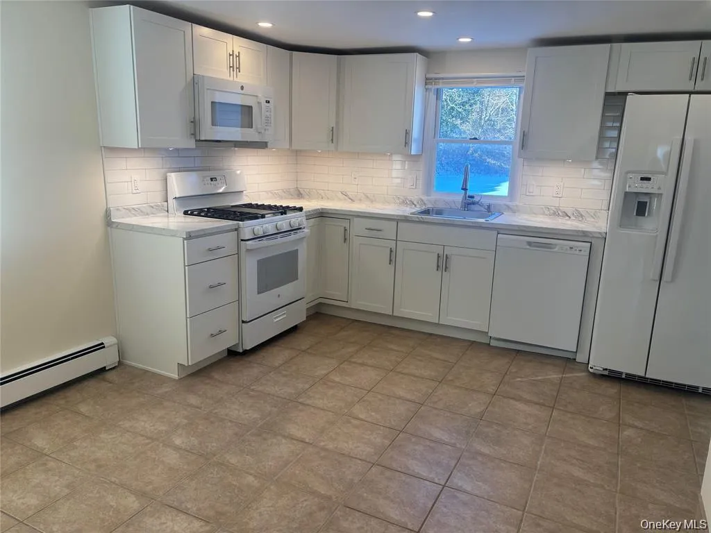 215 Lakewood Street, Brookhaven, NY, 3 Bedrooms Bedrooms, 5 Rooms Rooms,1 BathroomBathrooms,Residential Lease,For Rent,Lakewood,0,1031012 215 Lakewood Street, Brookhaven, NY, 3 Bedrooms Bedrooms, 5 Rooms Rooms,1 BathroomBathrooms,Residential Lease,For Rent,Lakewood,0,1031012