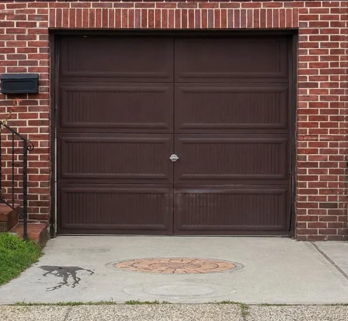 Left garage space and driveway space in front included Left garage space and driveway space in front included