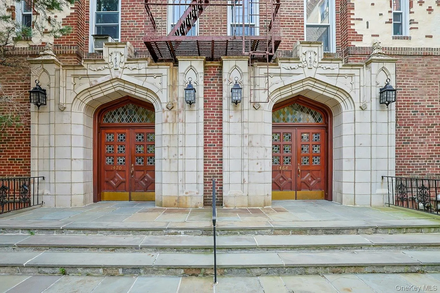 Distinctive Architectural Details Create a Welcoming Entrance Distinctive Architectural Details Create a Welcoming Entrance