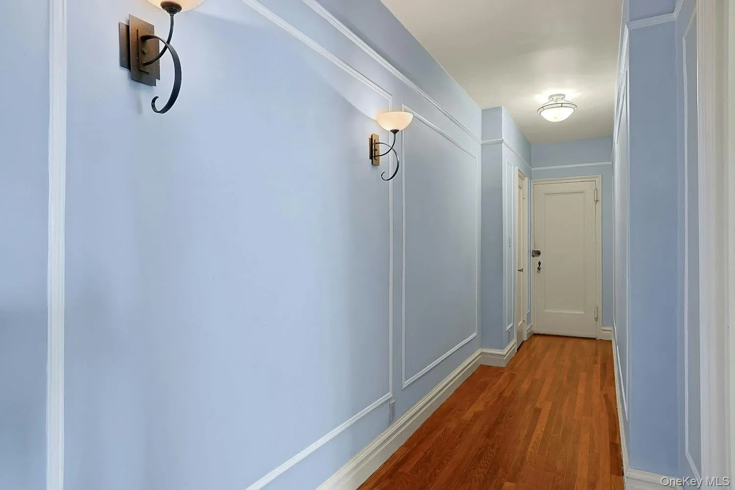 Welcoming Entrance Foyer with Classic Molding and Hardwood Floors Welcoming Entrance Foyer with Classic Molding and Hardwood Floors