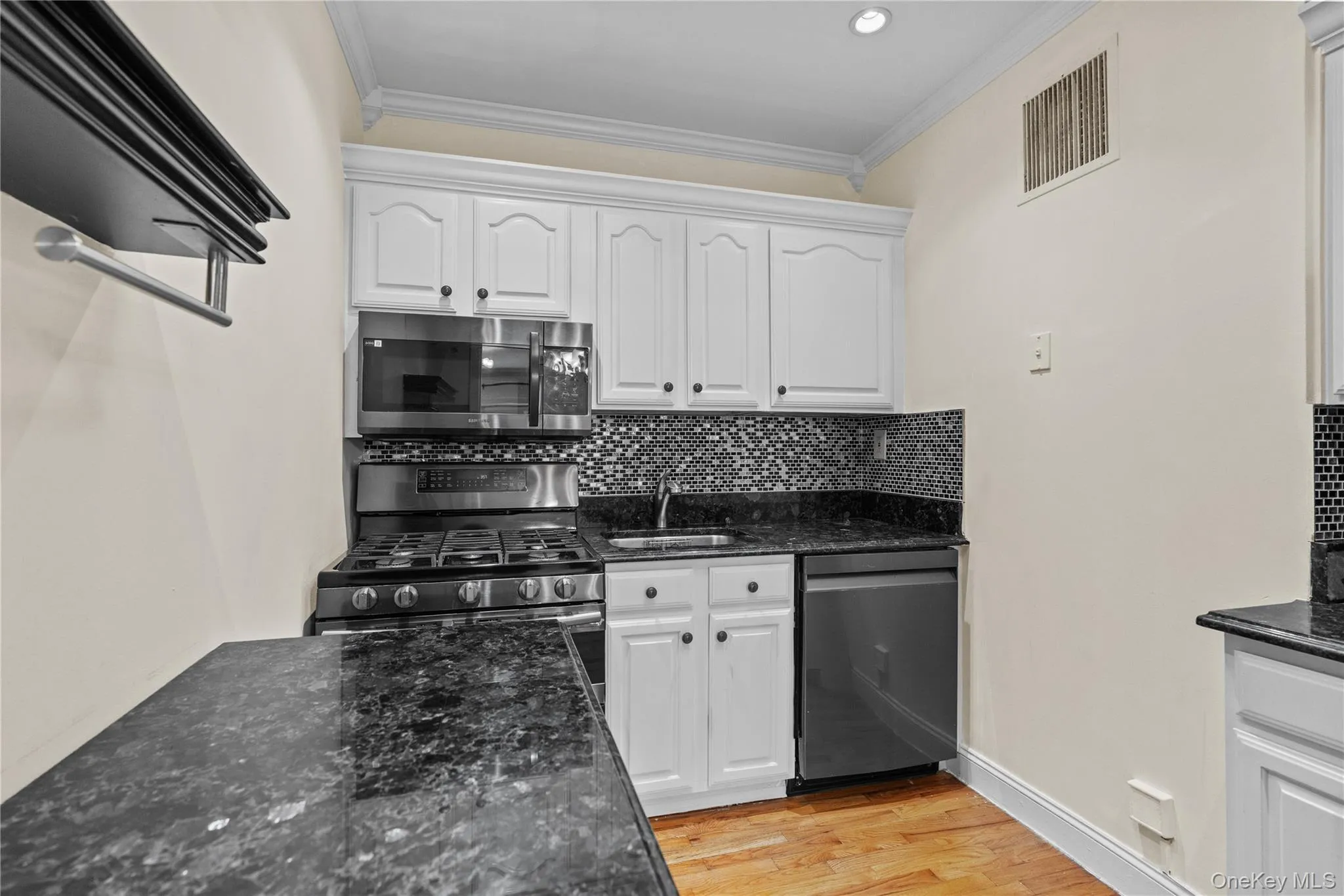 68 Hartsdale Avenue, Greenburgh, NY, 1 Bedroom Bedrooms, 4 Rooms Rooms,1 BathroomBathrooms,Residential,For Rent,Hartsdale,0,1031069 68 Hartsdale Avenue, Greenburgh, NY, 1 Bedroom Bedrooms, 4 Rooms Rooms,1 BathroomBathrooms,Residential,For Rent,Hartsdale,0,1031069