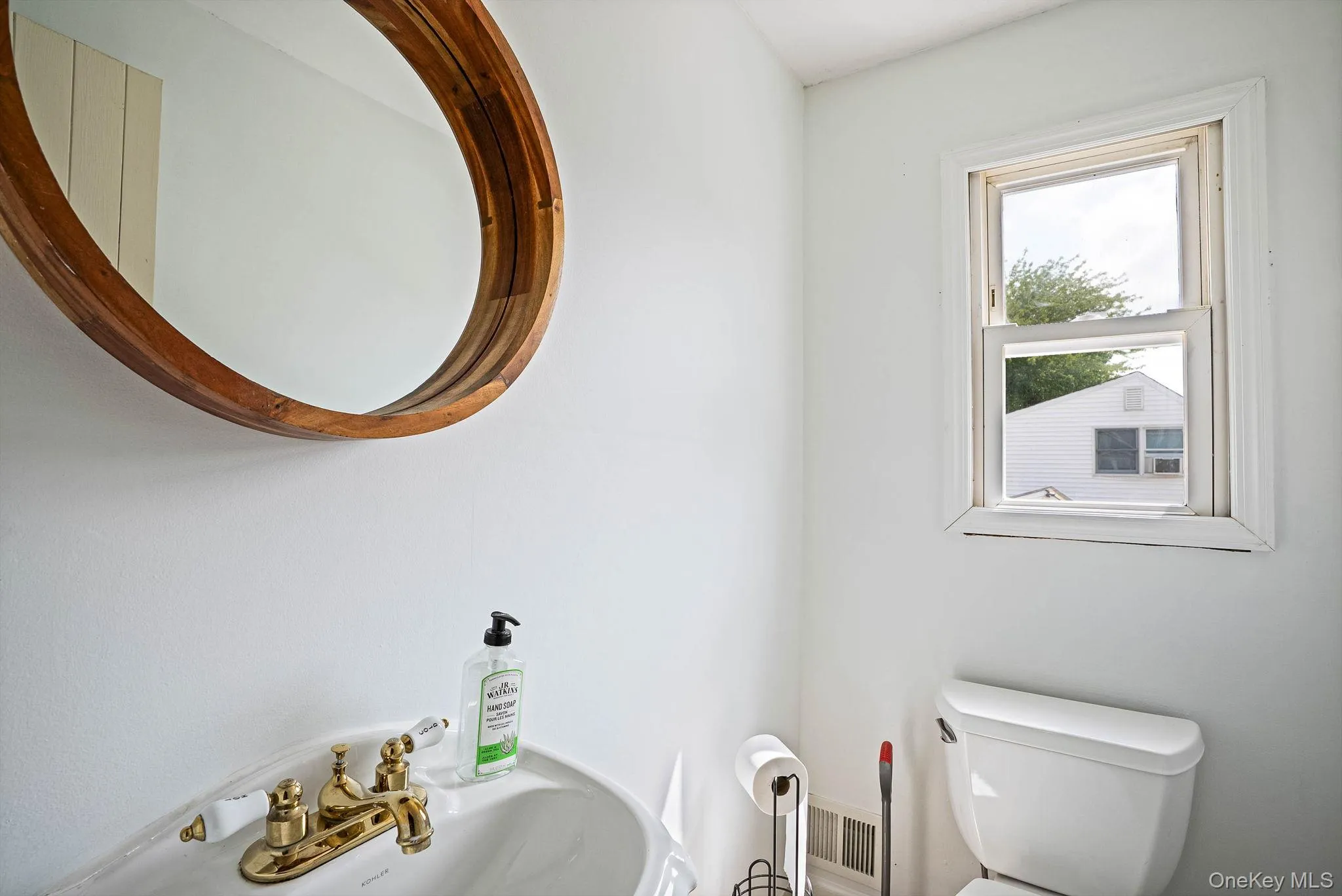 125 Raleigh Lane, Islip, NY, 4 Bedrooms Bedrooms, 7 Rooms Rooms,1 BathroomBathrooms,Residential,For Rent,Raleigh,0,1031074 125 Raleigh Lane, Islip, NY, 4 Bedrooms Bedrooms, 7 Rooms Rooms,1 BathroomBathrooms,Residential,For Rent,Raleigh,0,1031074