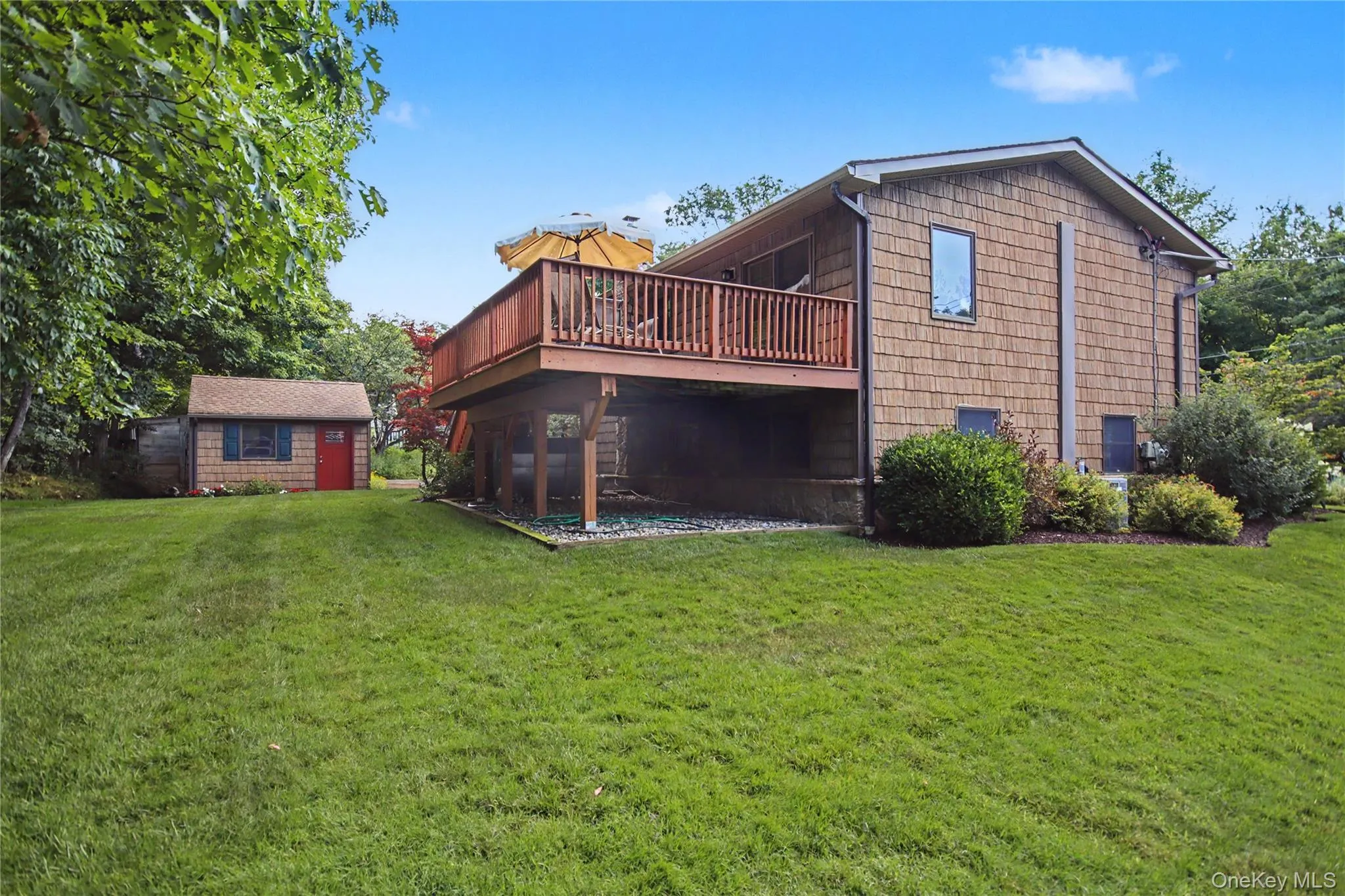 Beautiful manicred Yard Beautiful manicred Yard