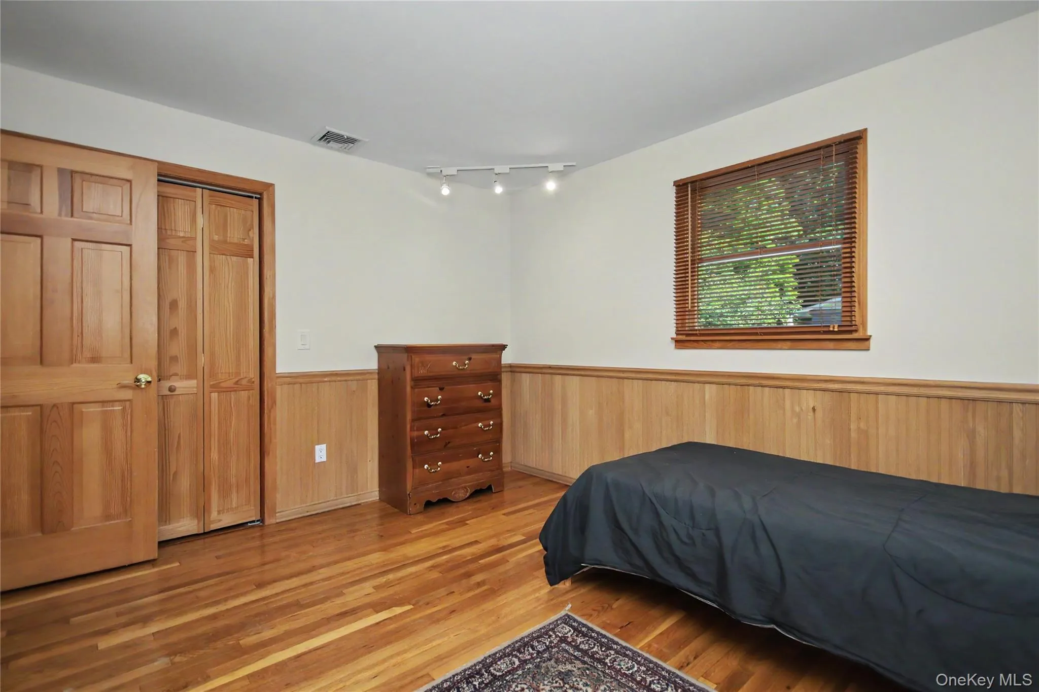 Second Bedroom with Hardwood Floors Second Bedroom with Hardwood Floors