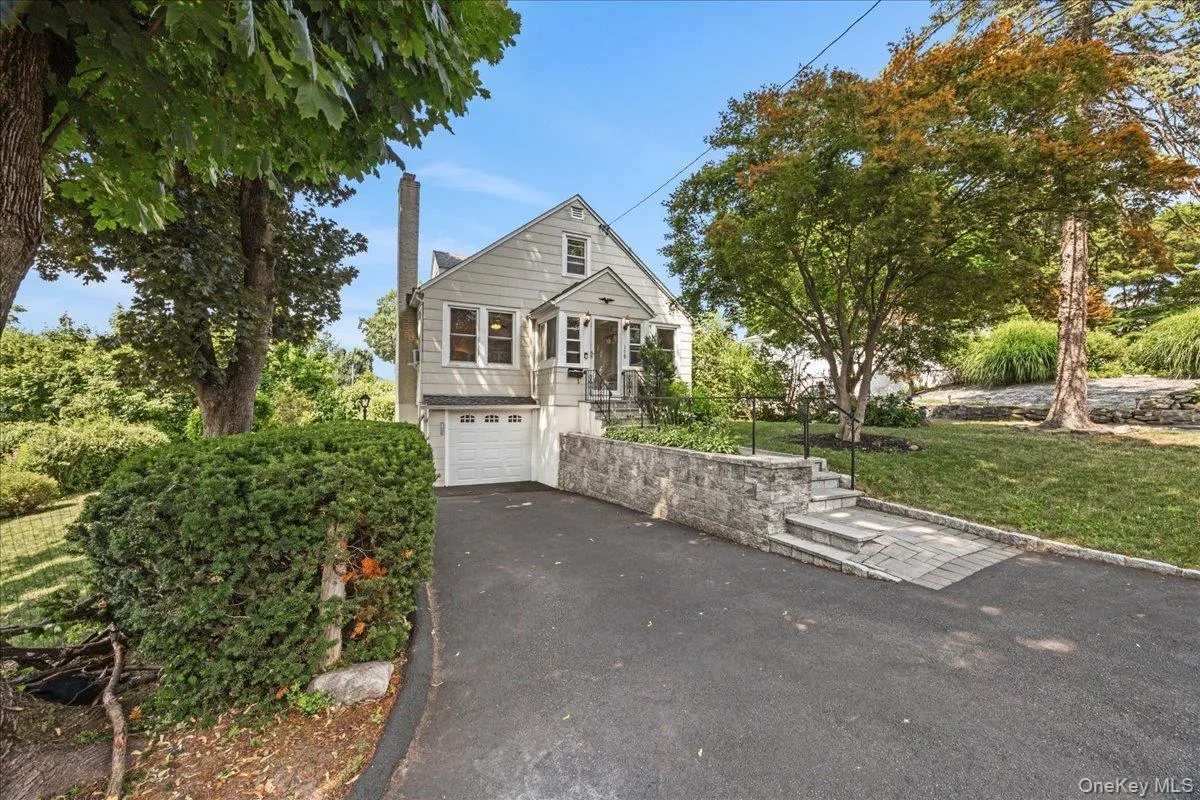 179 Serrano Avenue, Mount Pleasant, NY, 4 Bedrooms Bedrooms, 7 Rooms Rooms,2 BathroomsBathrooms,Residential,For Rent,Serrano,0,1031093 179 Serrano Avenue, Mount Pleasant, NY, 4 Bedrooms Bedrooms, 7 Rooms Rooms,2 BathroomsBathrooms,Residential,For Rent,Serrano,0,1031093