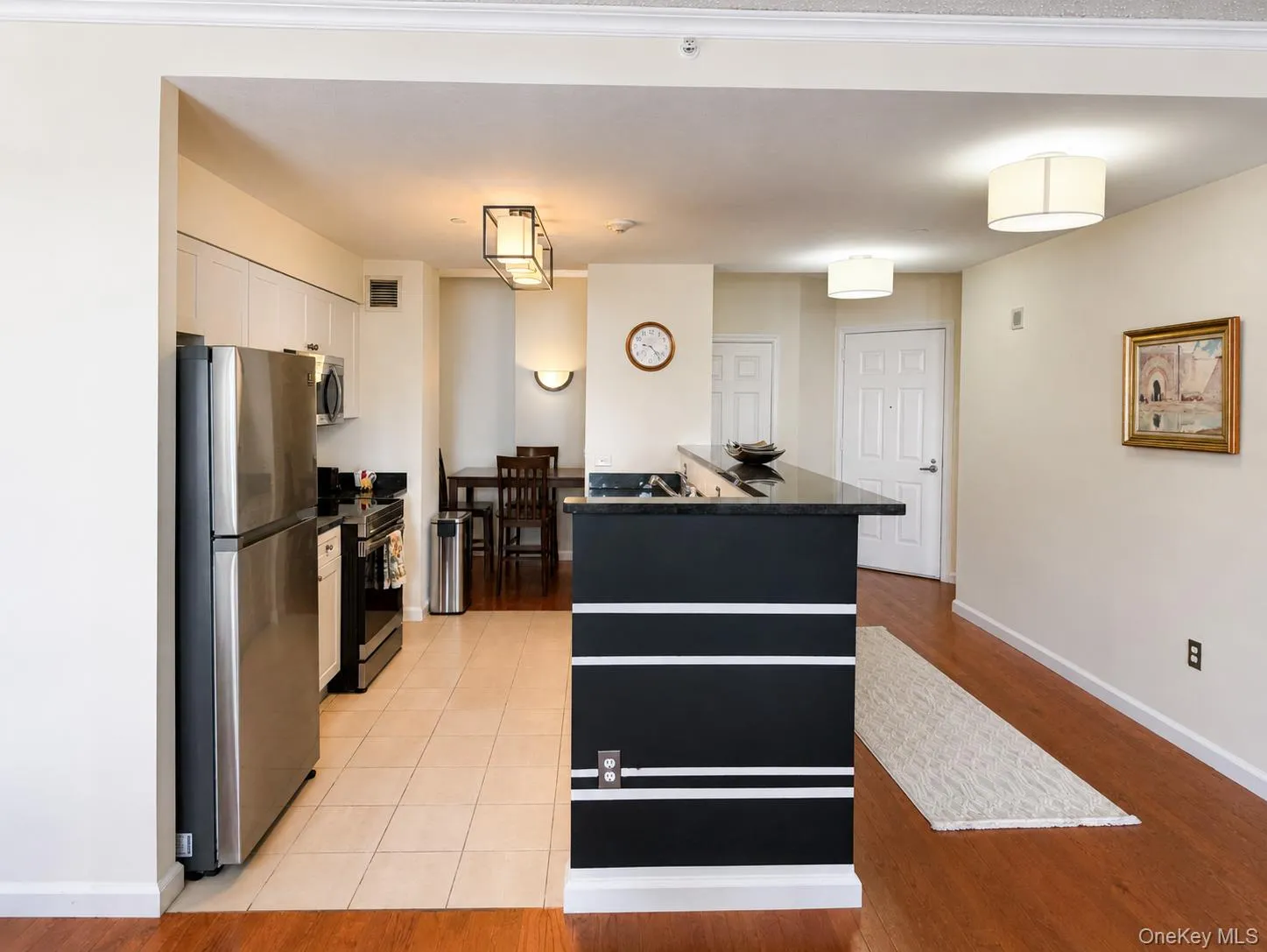 Eat-in kitchen Eat-in kitchen