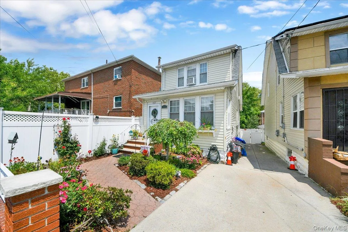 322 Logan Avenue, New York, NY, 3 Bedrooms Bedrooms, 7 Rooms Rooms,1 BathroomBathrooms,Residential,For Rent,Logan,0,1031107 322 Logan Avenue, New York, NY, 3 Bedrooms Bedrooms, 7 Rooms Rooms,1 BathroomBathrooms,Residential,For Rent,Logan,0,1031107