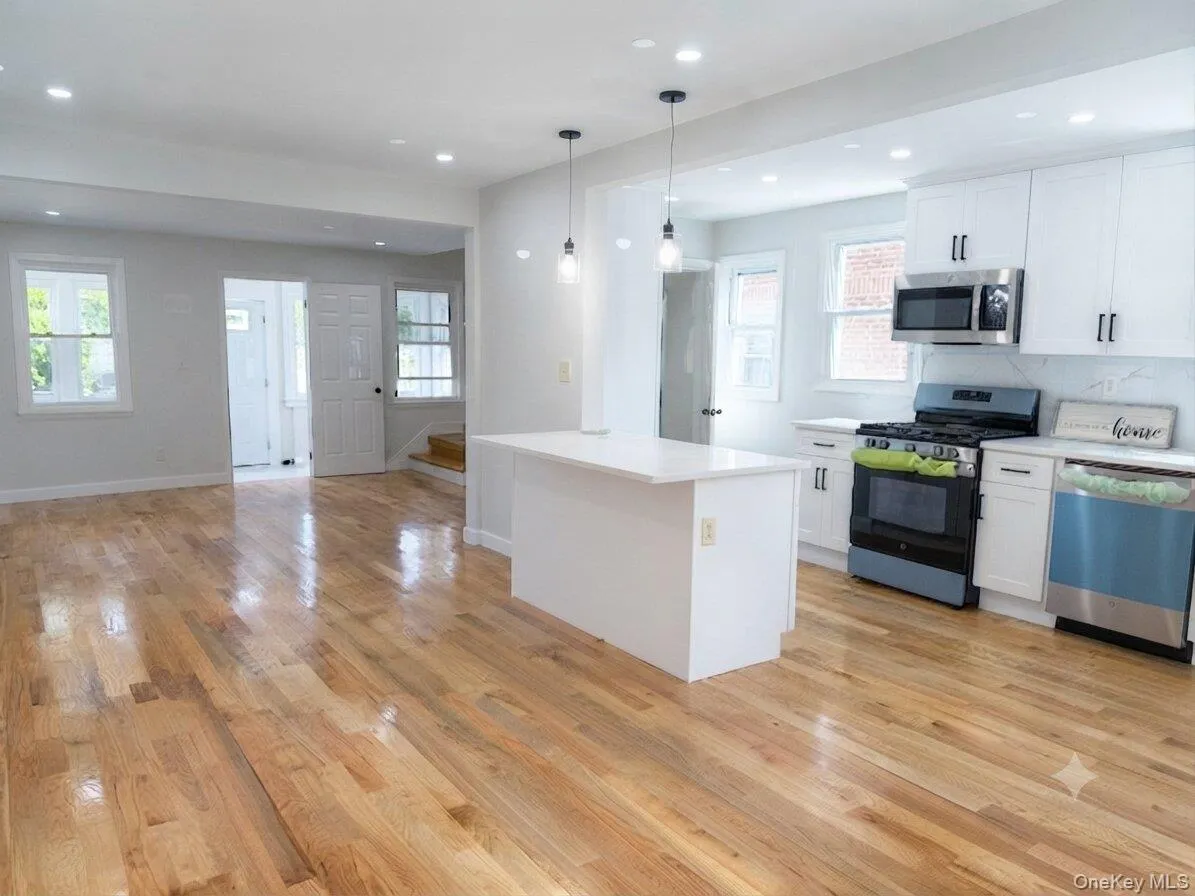 2431 Deerfield Road, New York, NY, 3 Bedrooms Bedrooms, 5 Rooms Rooms,1 BathroomBathrooms,Residential,For Rent,Deerfield,0,1031117 2431 Deerfield Road, New York, NY, 3 Bedrooms Bedrooms, 5 Rooms Rooms,1 BathroomBathrooms,Residential,For Rent,Deerfield,0,1031117