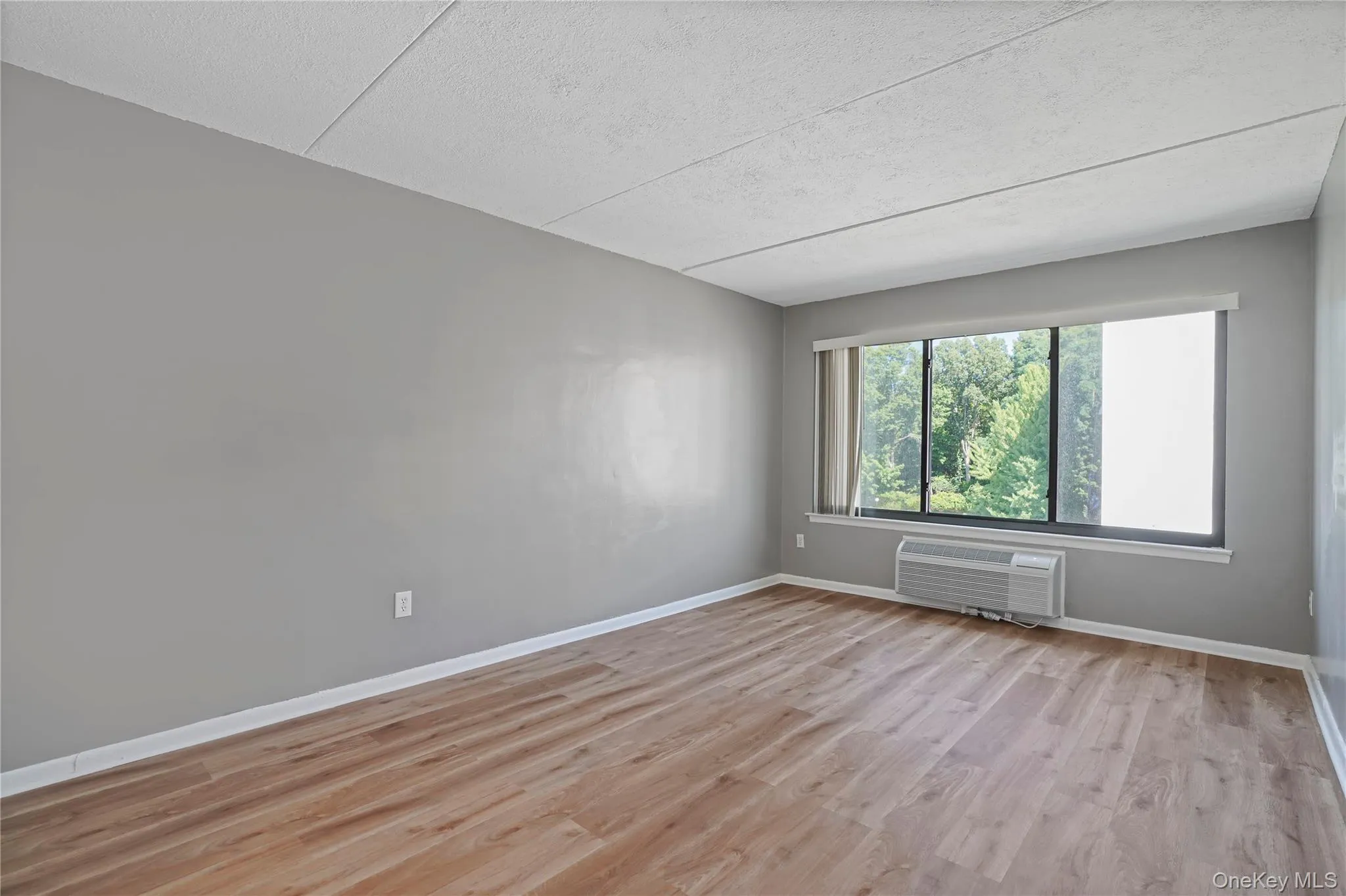 The bedroom has really great windows to letin lots of natural light The bedroom has really great windows to letin lots of natural light