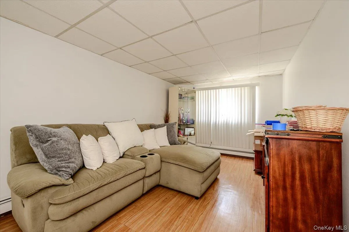 1912 Hunt Avenue, New York, NY, 4 Bedrooms Bedrooms, 9 Rooms Rooms,2 BathroomsBathrooms,Residential,For Rent,Hunt,0,1031157 1912 Hunt Avenue, New York, NY, 4 Bedrooms Bedrooms, 9 Rooms Rooms,2 BathroomsBathrooms,Residential,For Rent,Hunt,0,1031157