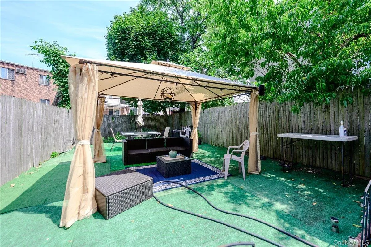 1912 Hunt Avenue, New York, NY, 4 Bedrooms Bedrooms, 9 Rooms Rooms,2 BathroomsBathrooms,Residential,For Rent,Hunt,0,1031157 1912 Hunt Avenue, New York, NY, 4 Bedrooms Bedrooms, 9 Rooms Rooms,2 BathroomsBathrooms,Residential,For Rent,Hunt,0,1031157