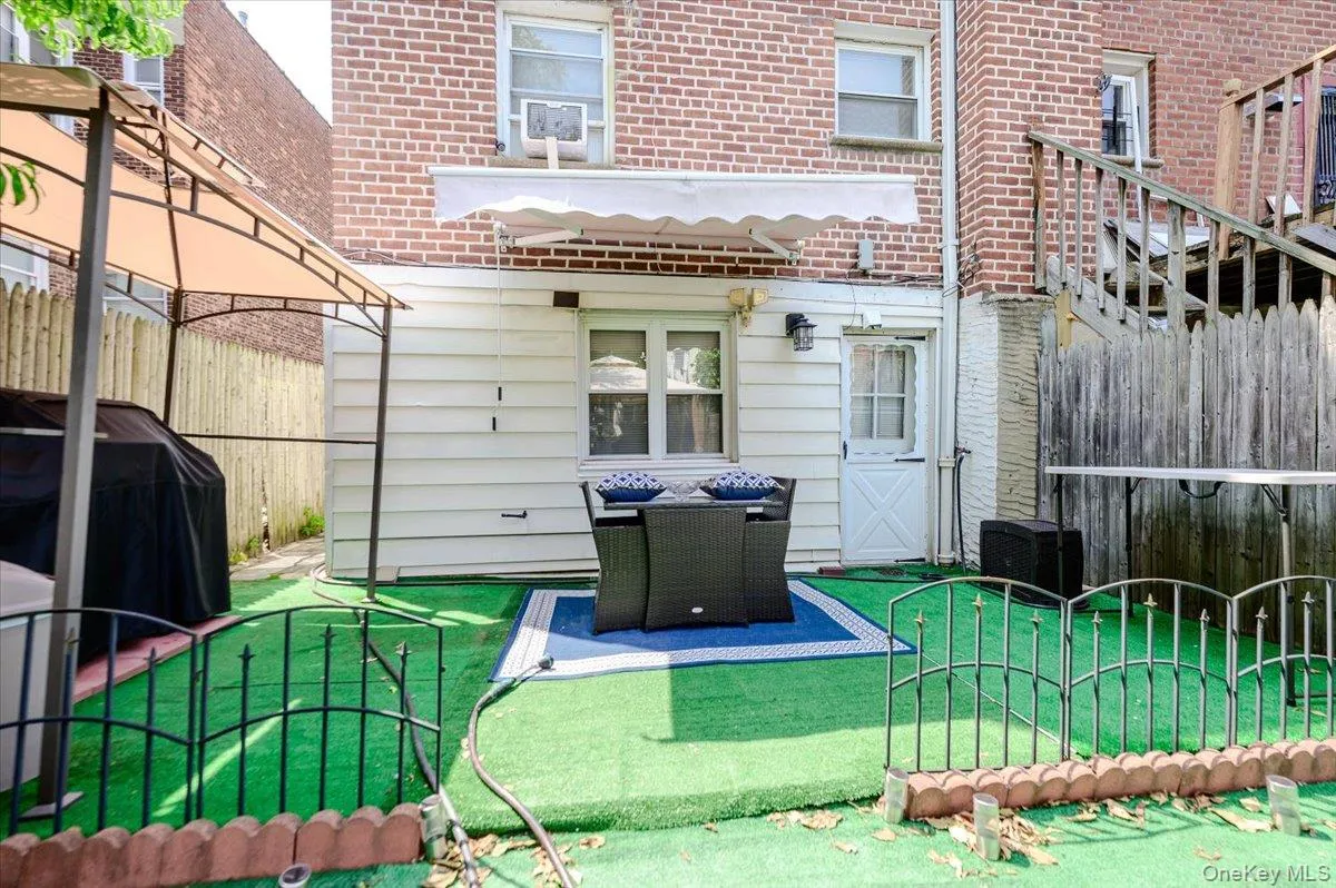 1912 Hunt Avenue, New York, NY, 4 Bedrooms Bedrooms, 9 Rooms Rooms,2 BathroomsBathrooms,Residential,For Rent,Hunt,0,1031157 1912 Hunt Avenue, New York, NY, 4 Bedrooms Bedrooms, 9 Rooms Rooms,2 BathroomsBathrooms,Residential,For Rent,Hunt,0,1031157