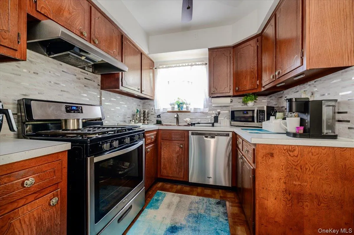 1912 Hunt Avenue, New York, NY, 4 Bedrooms Bedrooms, 9 Rooms Rooms,2 BathroomsBathrooms,Residential,For Rent,Hunt,0,1031157 1912 Hunt Avenue, New York, NY, 4 Bedrooms Bedrooms, 9 Rooms Rooms,2 BathroomsBathrooms,Residential,For Rent,Hunt,0,1031157
