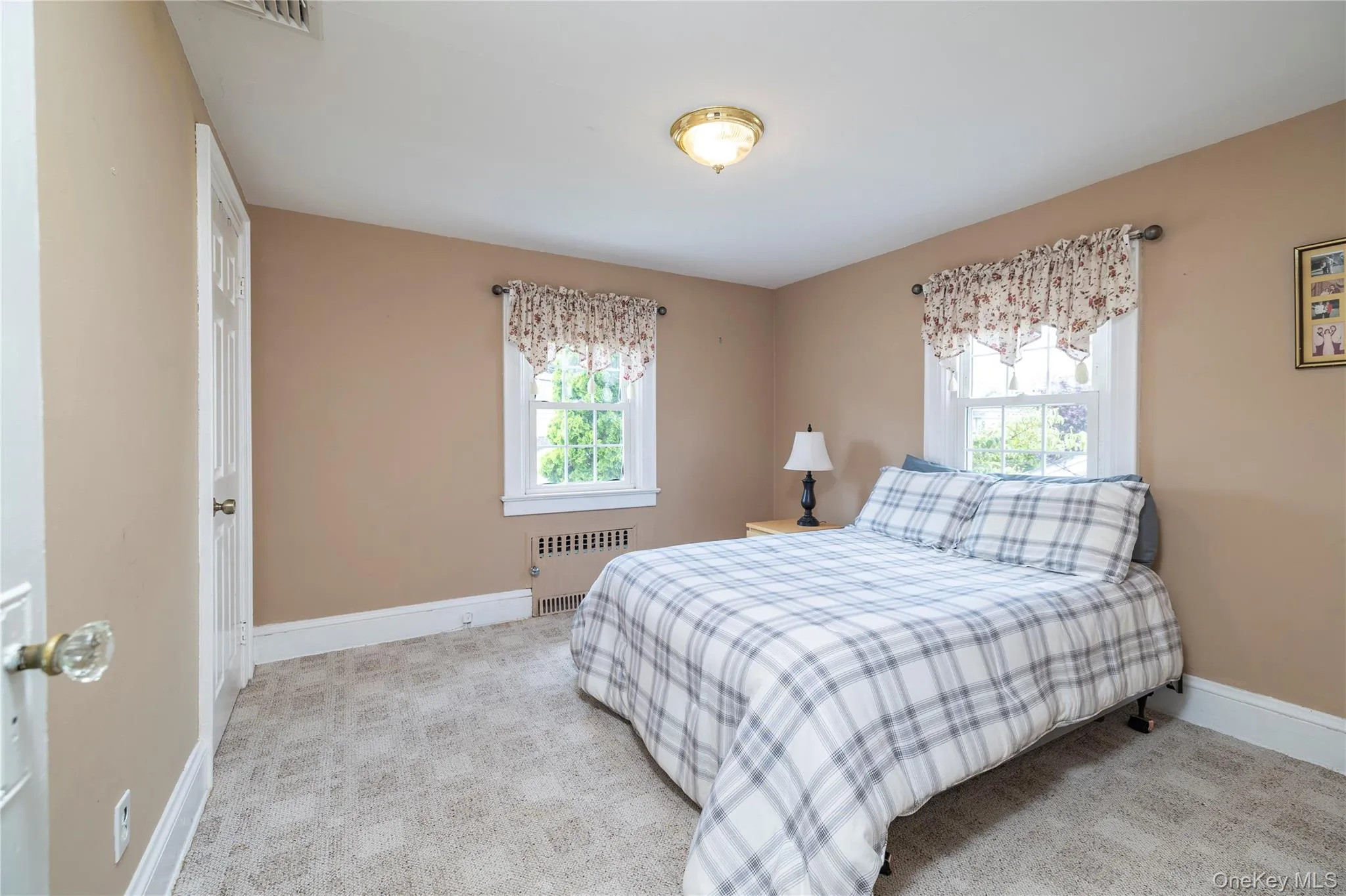 Bedroom w/ Large Closet Bedroom w/ Large Closet