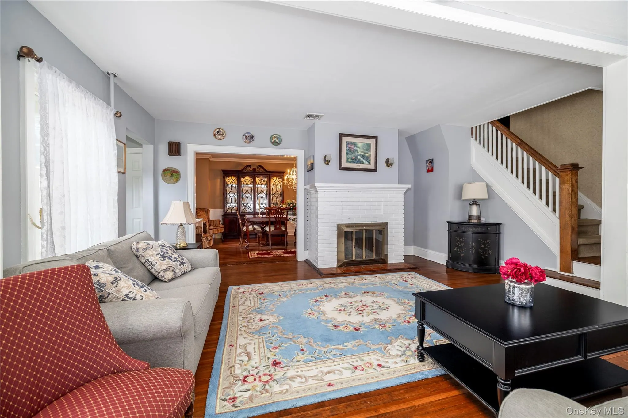 Classic Colonial w/ Large Rooms Classic Colonial w/ Large Rooms