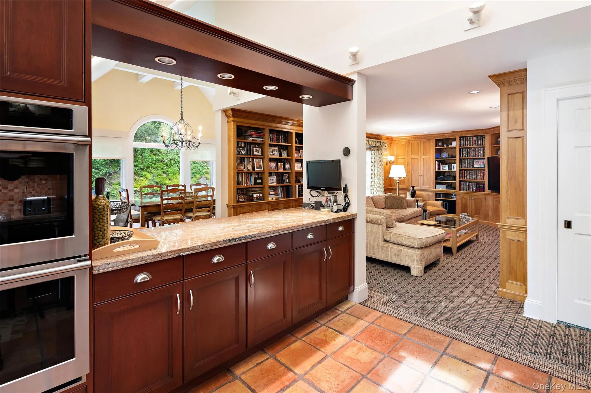 Showing easy access to the family room& solarium through the bar area. Showing easy access to the family room& solarium through the bar area.