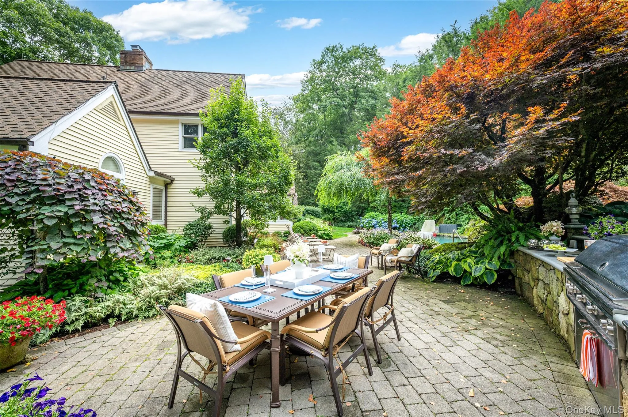 Large outside dining area. Large outside dining area.