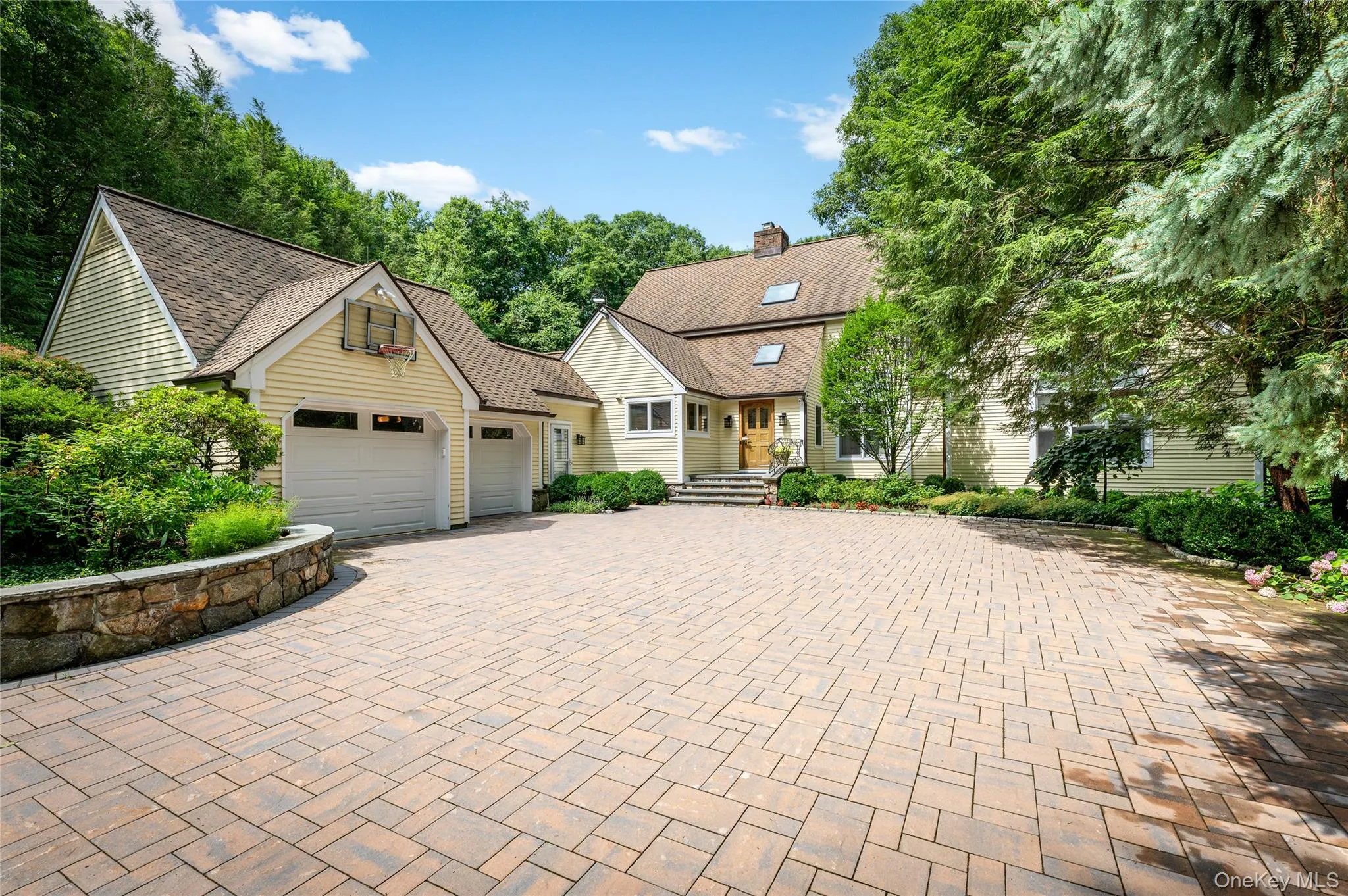 Large driveway, designed with pavers, Belgium block edging and stone wall. Large driveway, designed with pavers, Belgium block edging and stone wall.