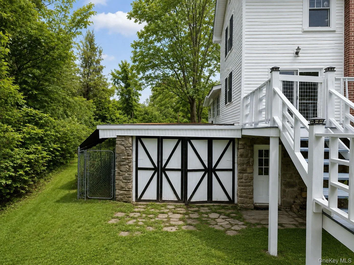 Shed under with attached Dog kennel in back Shed under with attached Dog kennel in back