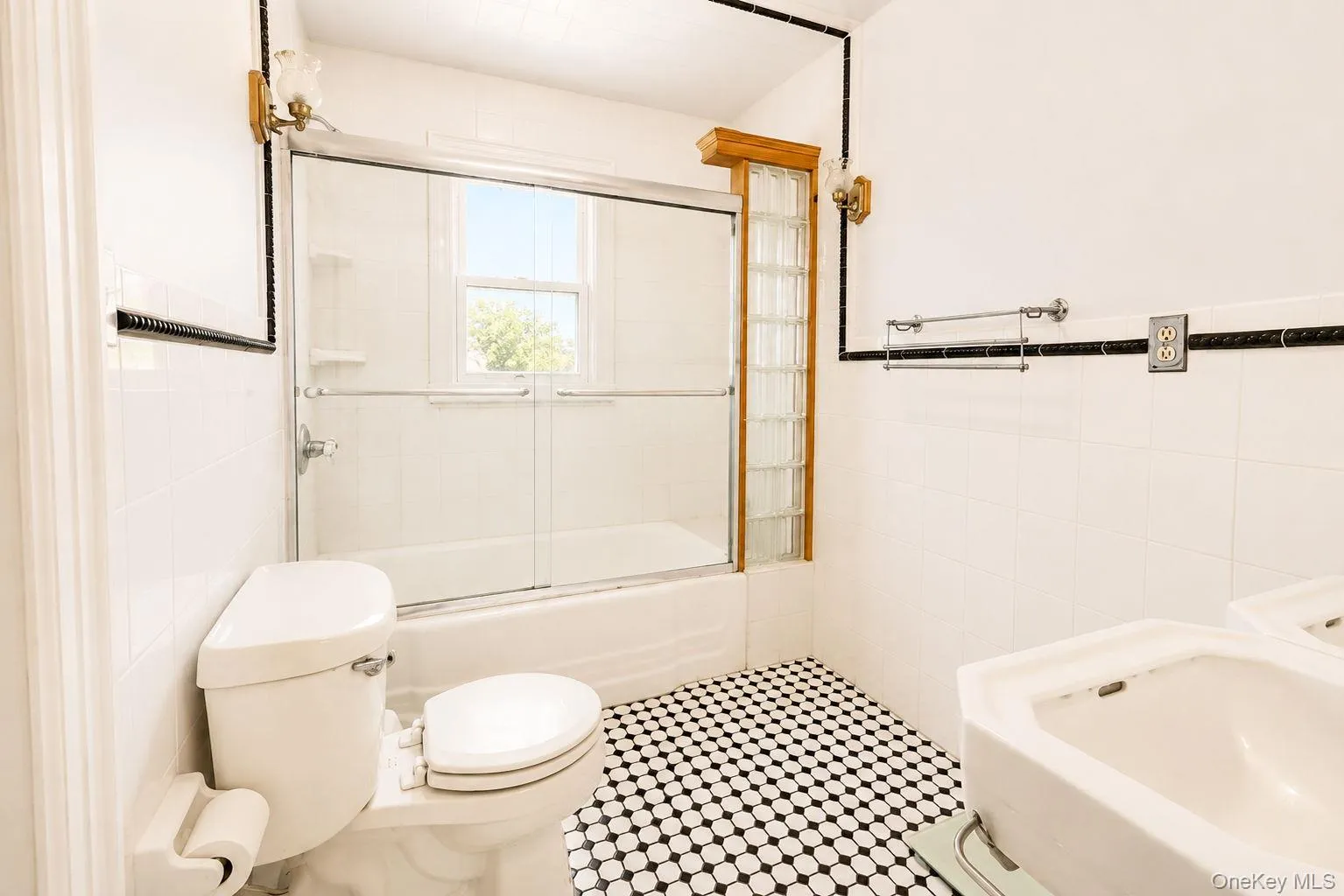 upper level full bath upper level full bath