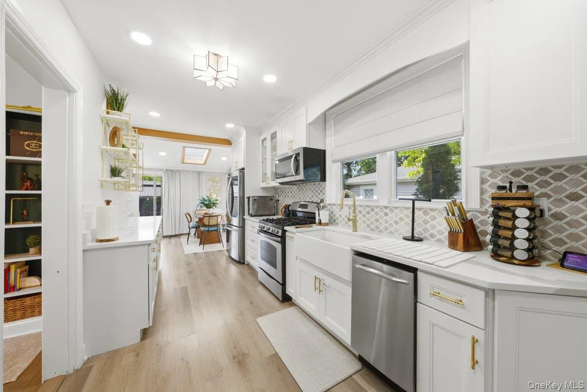 123 Briggs Avenue, Yonkers, NY, 3 Bedrooms Bedrooms, 11 Rooms Rooms,3 BathroomsBathrooms,Residential,For Rent,Briggs,0,1031211 123 Briggs Avenue, Yonkers, NY, 3 Bedrooms Bedrooms, 11 Rooms Rooms,3 BathroomsBathrooms,Residential,For Rent,Briggs,0,1031211