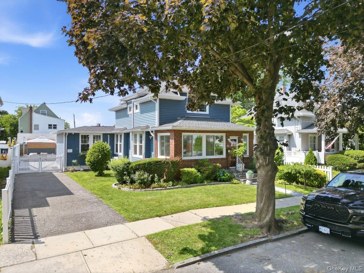 123 Briggs Avenue, Yonkers, NY, 3 Bedrooms Bedrooms, 11 Rooms Rooms,3 BathroomsBathrooms,Residential,For Rent,Briggs,0,1031211 123 Briggs Avenue, Yonkers, NY, 3 Bedrooms Bedrooms, 11 Rooms Rooms,3 BathroomsBathrooms,Residential,For Rent,Briggs,0,1031211