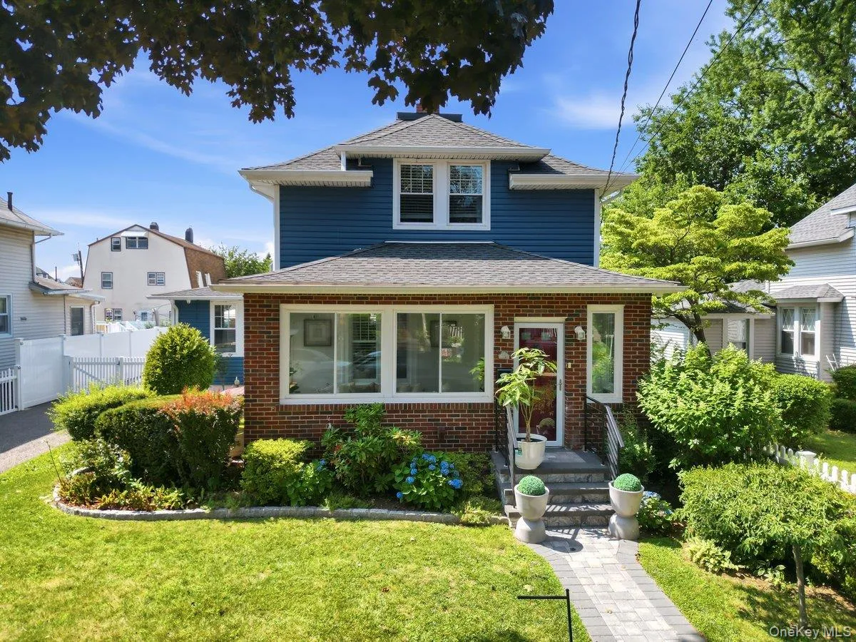 123 Briggs Avenue, Yonkers, NY, 3 Bedrooms Bedrooms, 11 Rooms Rooms,3 BathroomsBathrooms,Residential,For Rent,Briggs,0,1031211 123 Briggs Avenue, Yonkers, NY, 3 Bedrooms Bedrooms, 11 Rooms Rooms,3 BathroomsBathrooms,Residential,For Rent,Briggs,0,1031211
