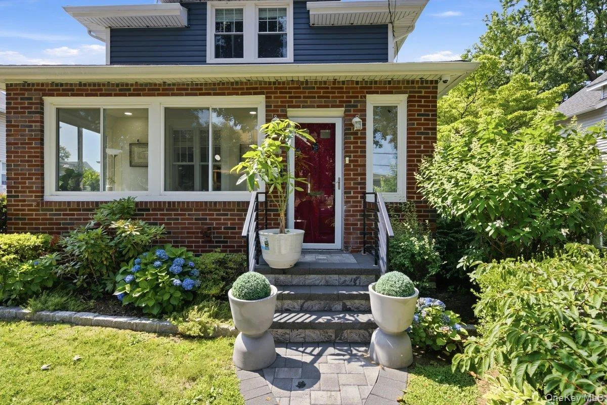 123 Briggs Avenue, Yonkers, NY, 3 Bedrooms Bedrooms, 11 Rooms Rooms,3 BathroomsBathrooms,Residential,For Rent,Briggs,0,1031211 123 Briggs Avenue, Yonkers, NY, 3 Bedrooms Bedrooms, 11 Rooms Rooms,3 BathroomsBathrooms,Residential,For Rent,Briggs,0,1031211