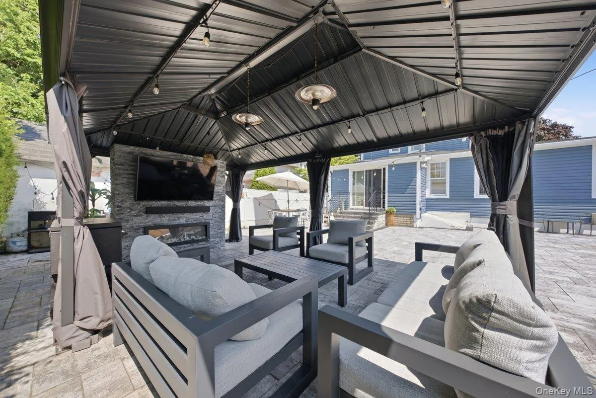 123 Briggs Avenue, Yonkers, NY, 3 Bedrooms Bedrooms, 11 Rooms Rooms,3 BathroomsBathrooms,Residential,For Rent,Briggs,0,1031211 123 Briggs Avenue, Yonkers, NY, 3 Bedrooms Bedrooms, 11 Rooms Rooms,3 BathroomsBathrooms,Residential,For Rent,Briggs,0,1031211