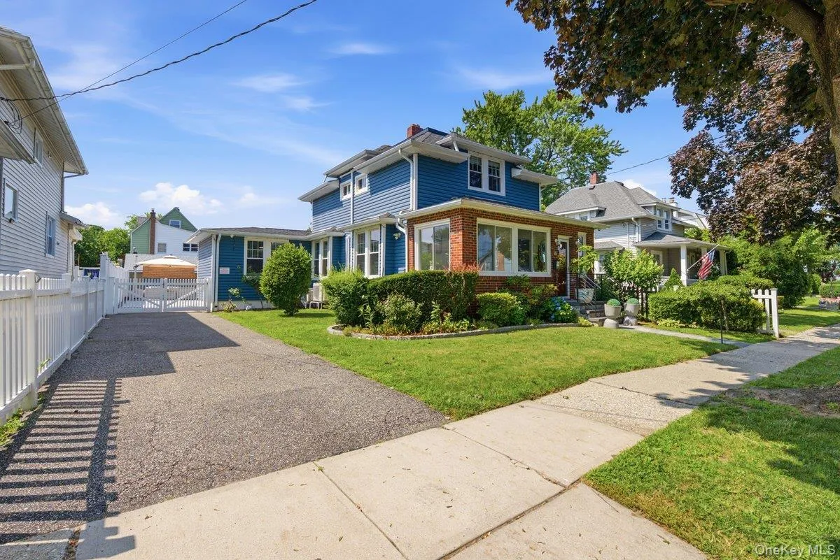123 Briggs Avenue, Yonkers, NY, 3 Bedrooms Bedrooms, 11 Rooms Rooms,3 BathroomsBathrooms,Residential,For Rent,Briggs,0,1031211 123 Briggs Avenue, Yonkers, NY, 3 Bedrooms Bedrooms, 11 Rooms Rooms,3 BathroomsBathrooms,Residential,For Rent,Briggs,0,1031211