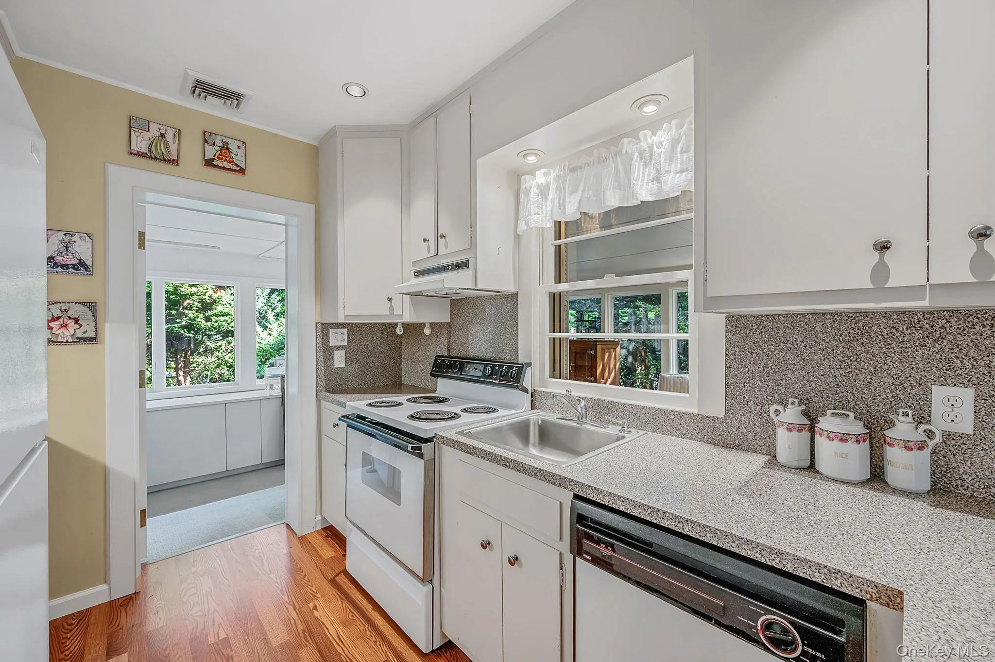 90 Locust Lane, Huntington, NY, 2 Bedrooms Bedrooms, 5 Rooms Rooms,1 BathroomBathrooms,Residential,For Rent,Locust,0,1031236 90 Locust Lane, Huntington, NY, 2 Bedrooms Bedrooms, 5 Rooms Rooms,1 BathroomBathrooms,Residential,For Rent,Locust,0,1031236