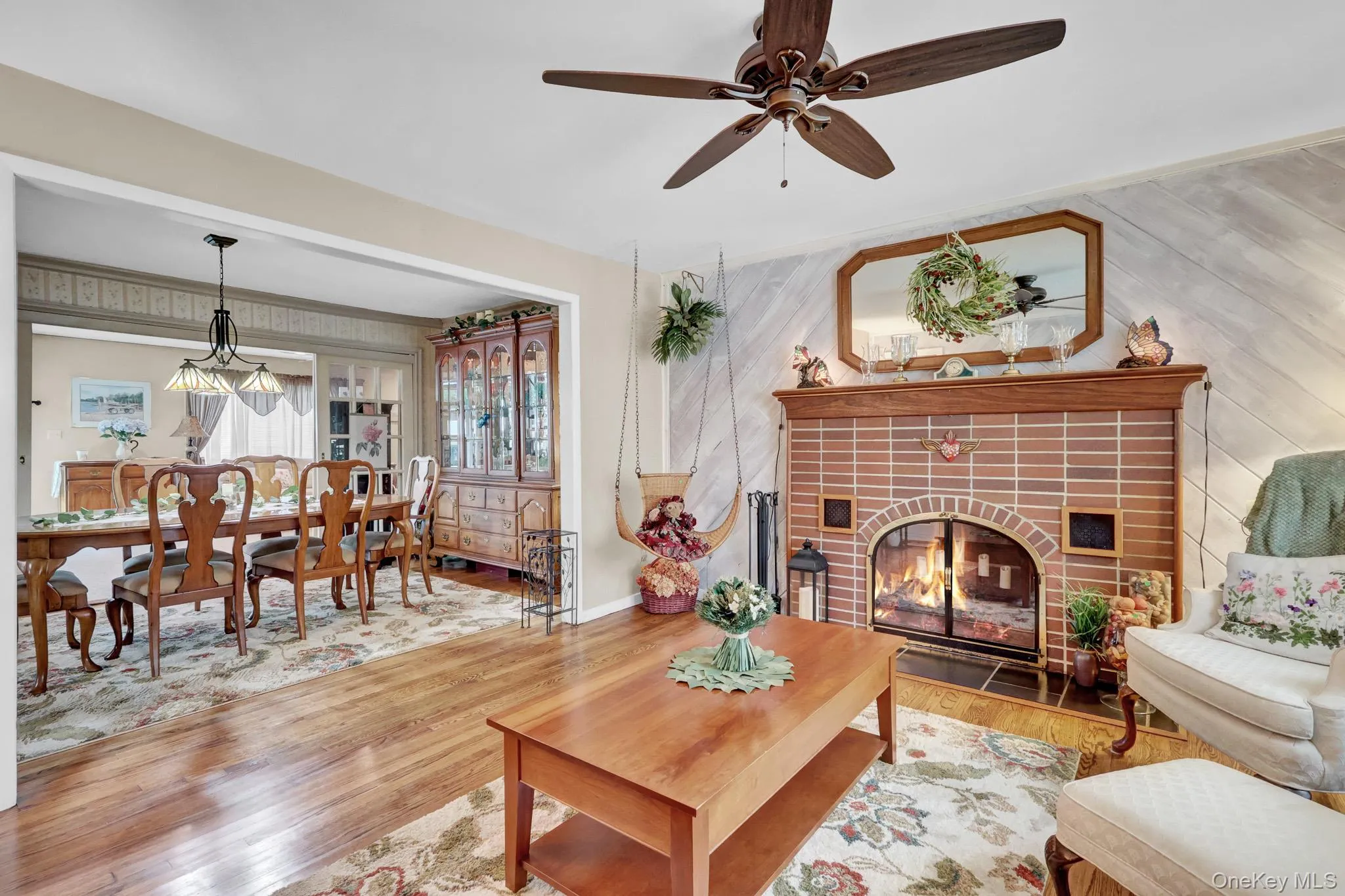 Bedroom/Sitting room with Fireplace Bedroom/Sitting room with Fireplace