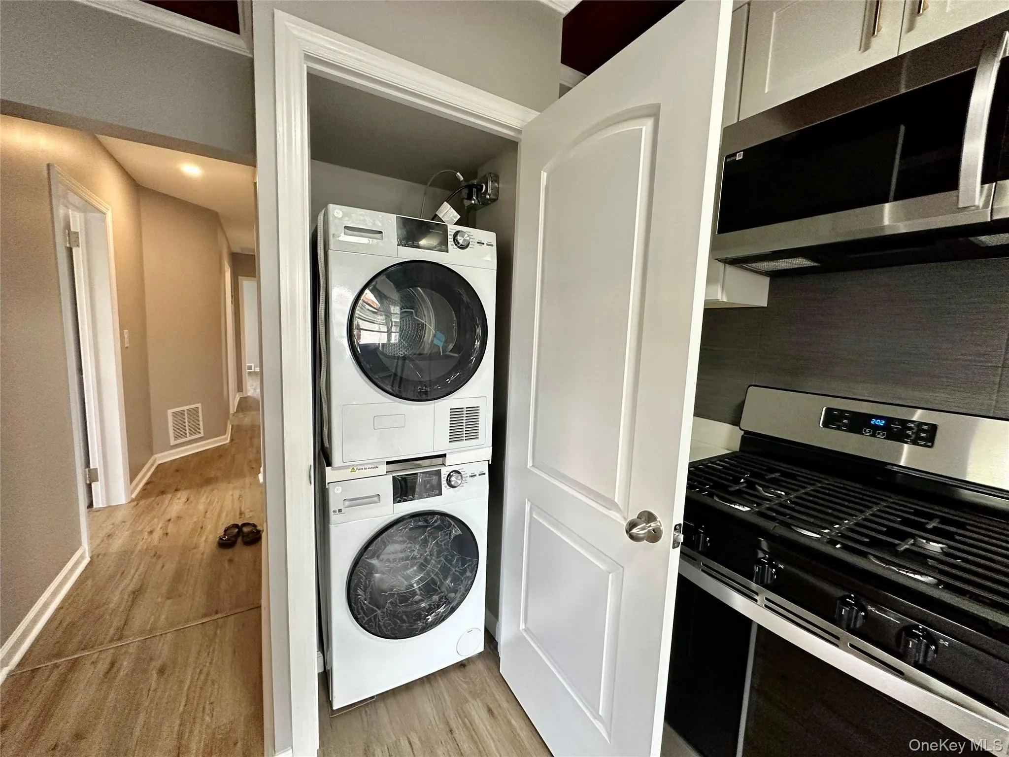 213-49 39th Avenue, New York, NY, 3 Bedrooms Bedrooms, 6 Rooms Rooms,1 BathroomBathrooms,Residential Lease,For Rent,39th,0,1031323 213-49 39th Avenue, New York, NY, 3 Bedrooms Bedrooms, 6 Rooms Rooms,1 BathroomBathrooms,Residential Lease,For Rent,39th,0,1031323