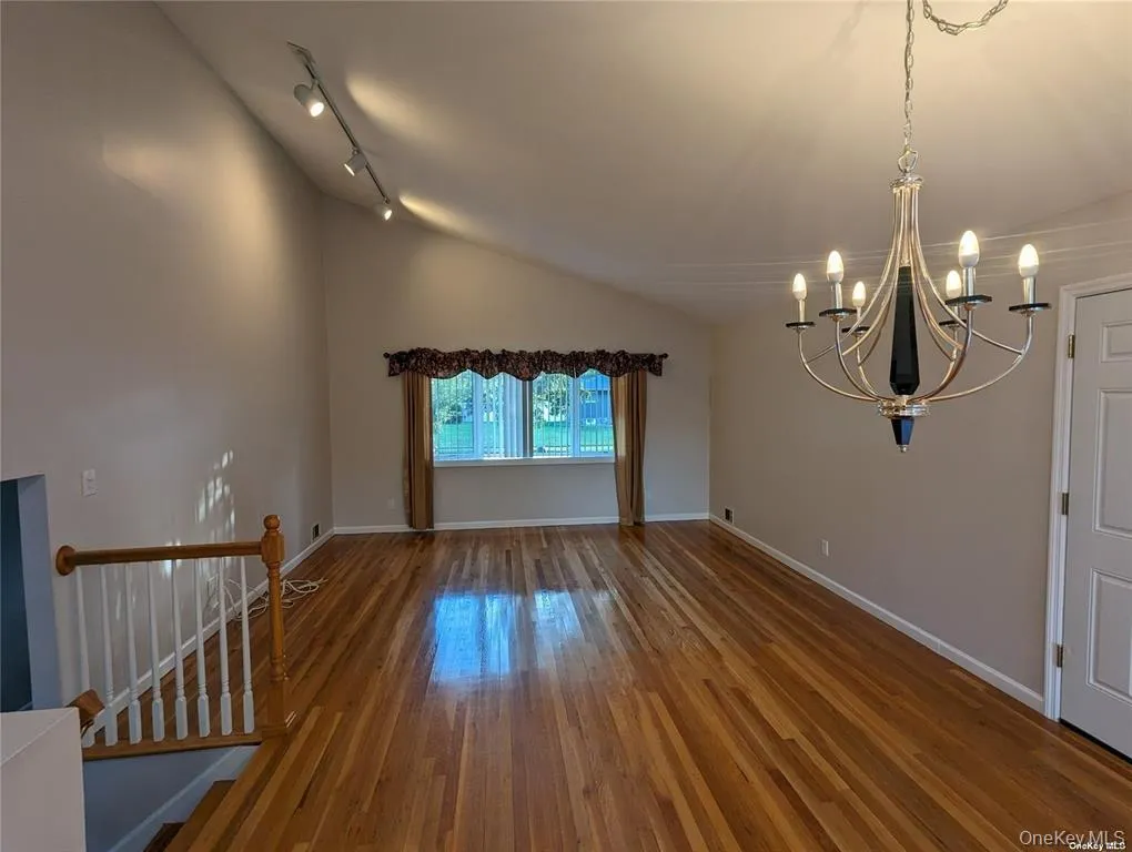 19 Comanche Lane, Huntington, NY, 4 Bedrooms Bedrooms, 9 Rooms Rooms,2 BathroomsBathrooms,Residential Lease,For Rent,Comanche,0,1031403 19 Comanche Lane, Huntington, NY, 4 Bedrooms Bedrooms, 9 Rooms Rooms,2 BathroomsBathrooms,Residential Lease,For Rent,Comanche,0,1031403