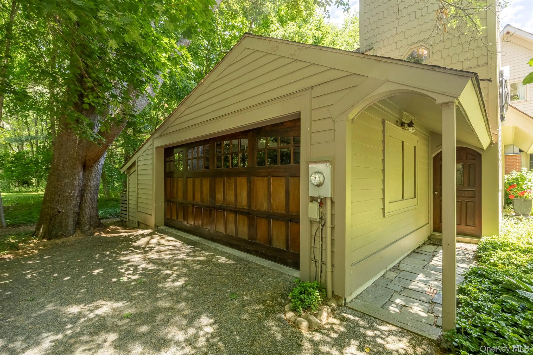 A lovely 2-car attached garage A lovely 2-car attached garage