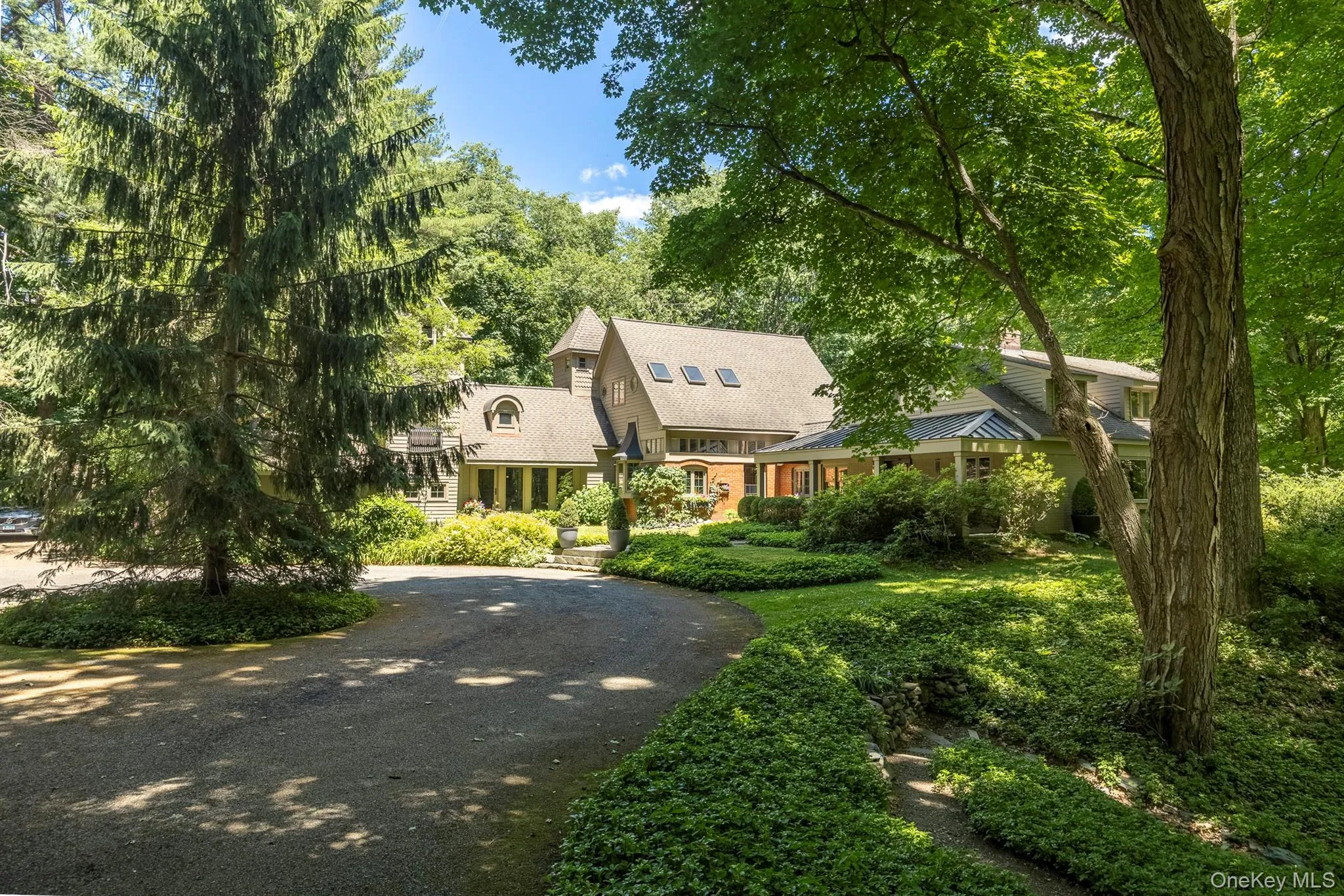 The view as you approach the home and circular driveway The view as you approach the home and circular driveway