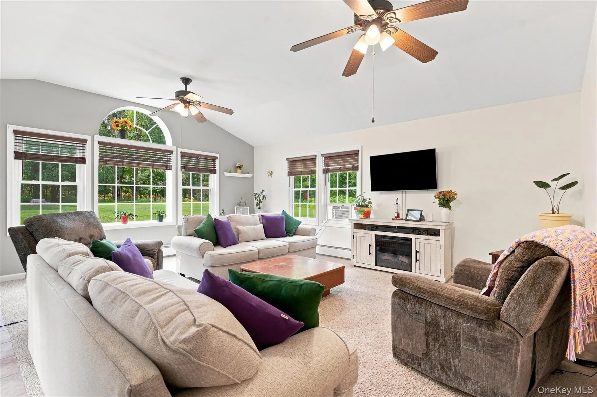 Bright & welcoming room surrounded by large windows Bright & welcoming room surrounded by large windows