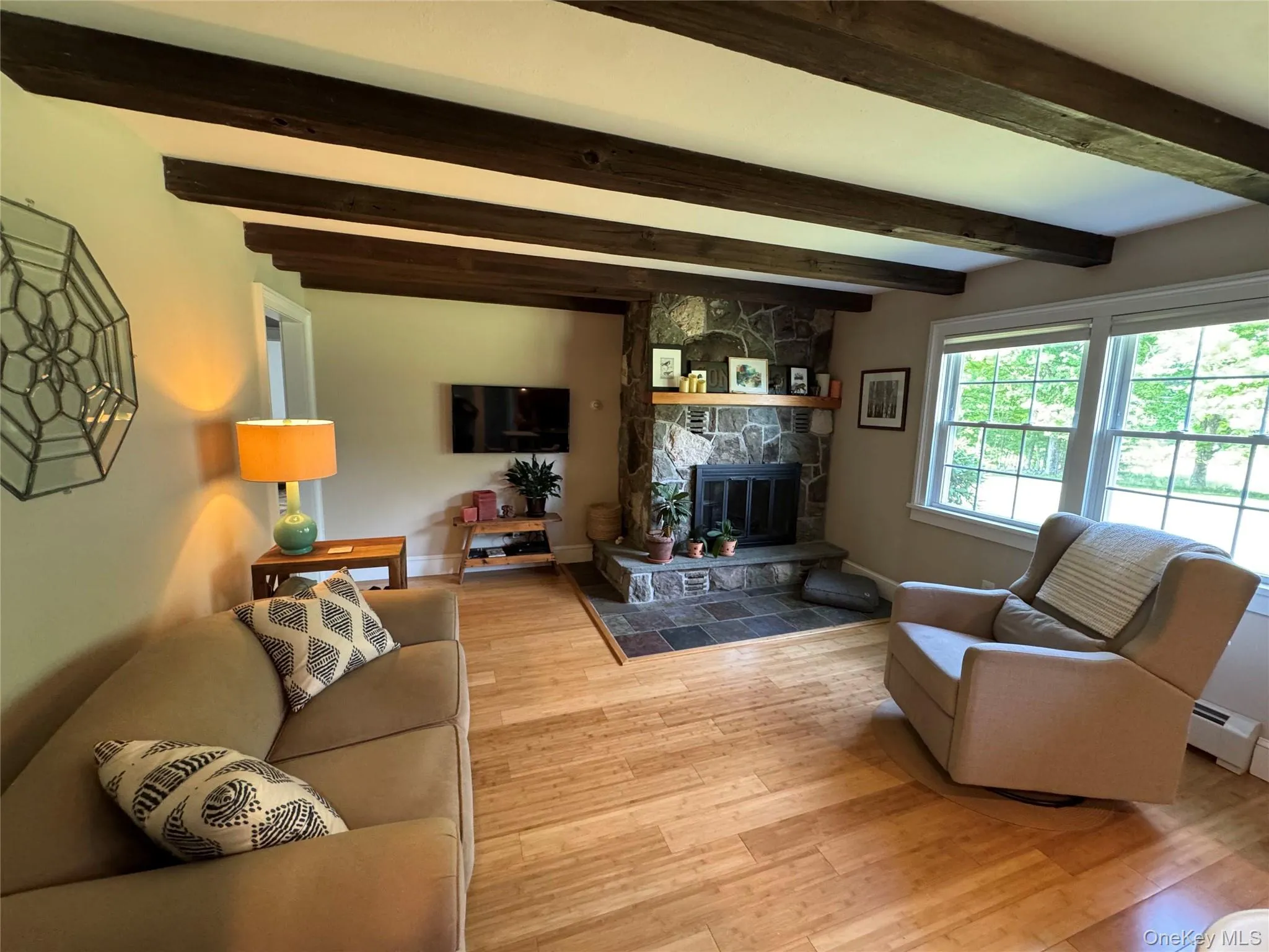 With fireplace With fireplace