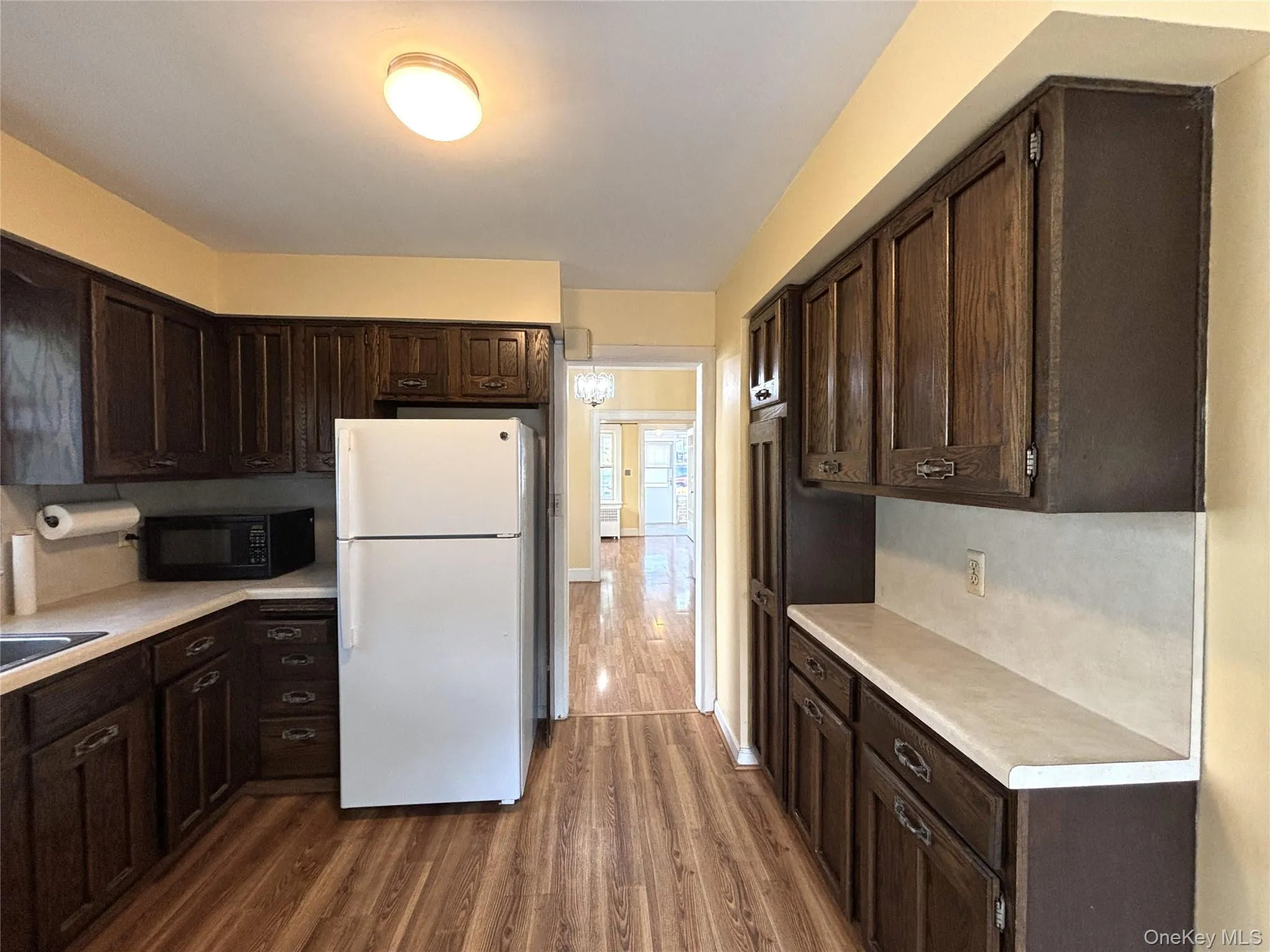 Functional kitchen with efficient workspace. Functional kitchen with efficient workspace.