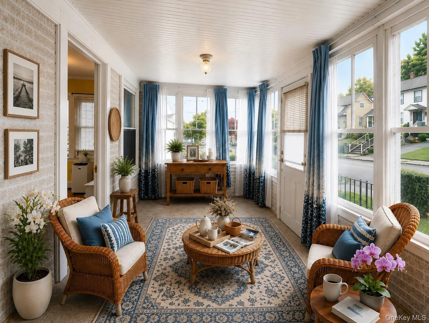 Bright enclosed sunroom creates a warm and welcoming.(Virtual Staged) Bright enclosed sunroom creates a warm and welcoming.(Virtual Staged)